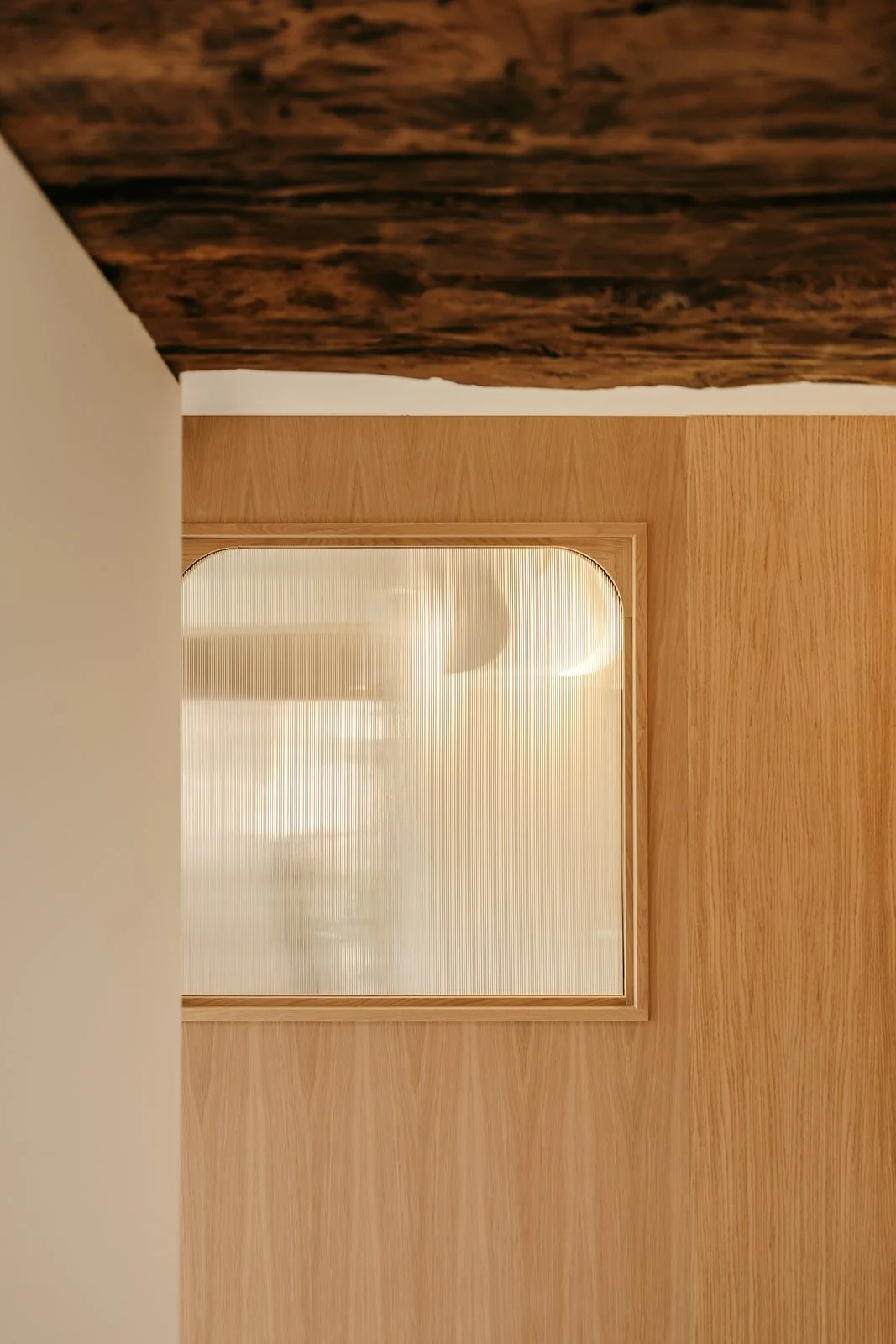 mur-interieur-chene-fenetre-verre-strie
