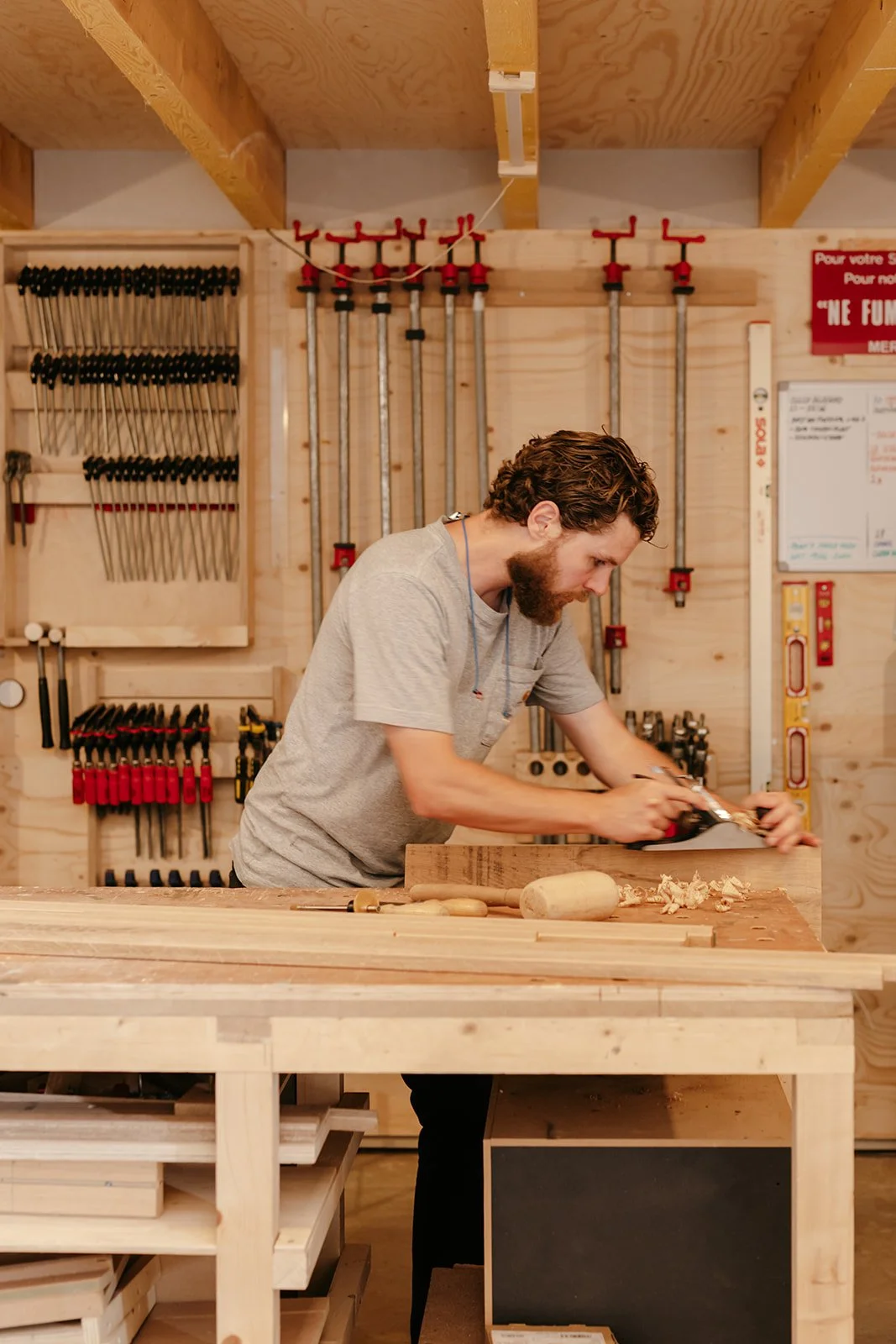Portrait de Luc Eggenhuizen, fondateur d'Atelier Set, menuisier ébéniste spécialisé dans les aménagements en bois sur mesure à Perros-Guirec