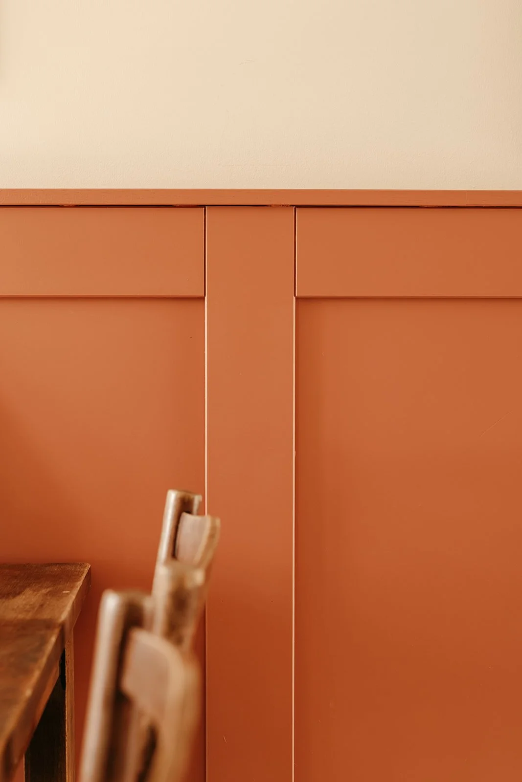 Habillage mural en bois avec boiseries réalisées dans un intérieur chaleureux