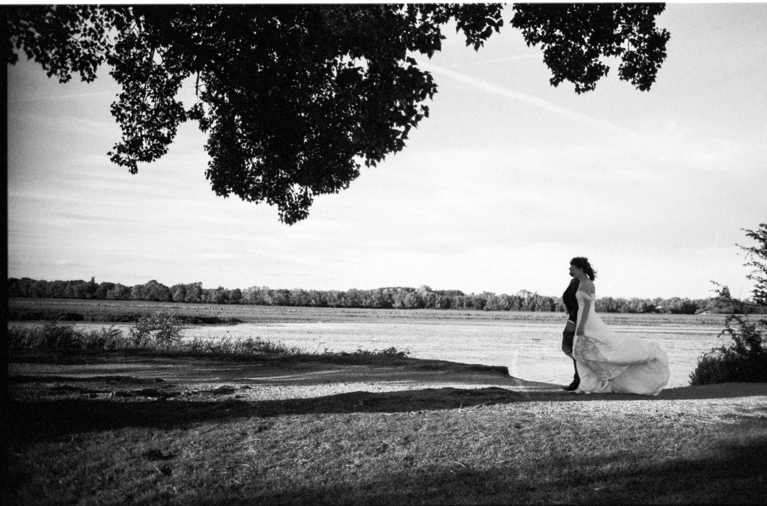 A few pics taken on 35mm film using a Nikon F100 and a Nikon F3 film camera. Katherine and George&rsquo;s Oxford wedding take place at the Oxford Registry office afterwards there was a walk to the folly bridge so the boats could take us to the beauti