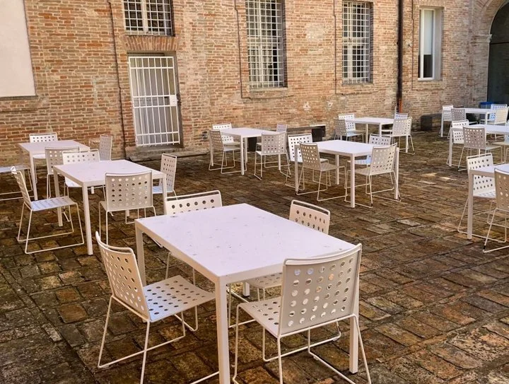 Busy chairs & Passerpartout tables