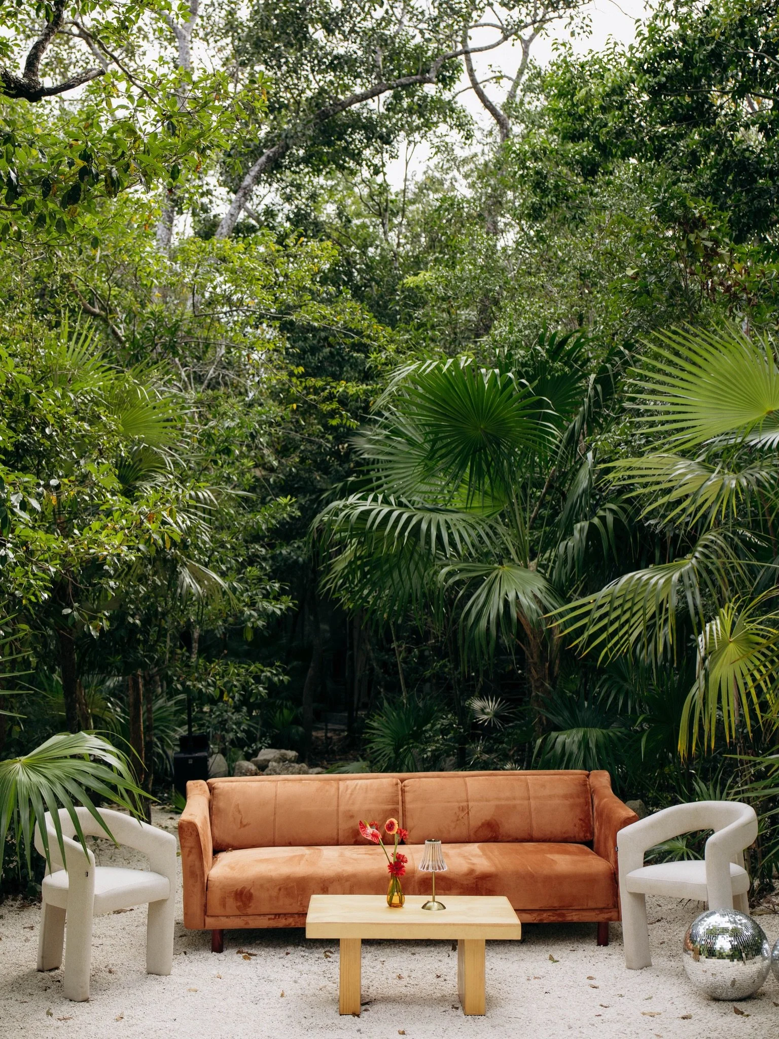 what better way to showcase my style than my own wedding!! 🐆❤️&zwj;🔥🍸

shortly after getting engaged, we were pretty sure of what we wanted. a big party in the jungle with our closest family and friends. colorful, retro (🪩!!!), and glamorous. 

w