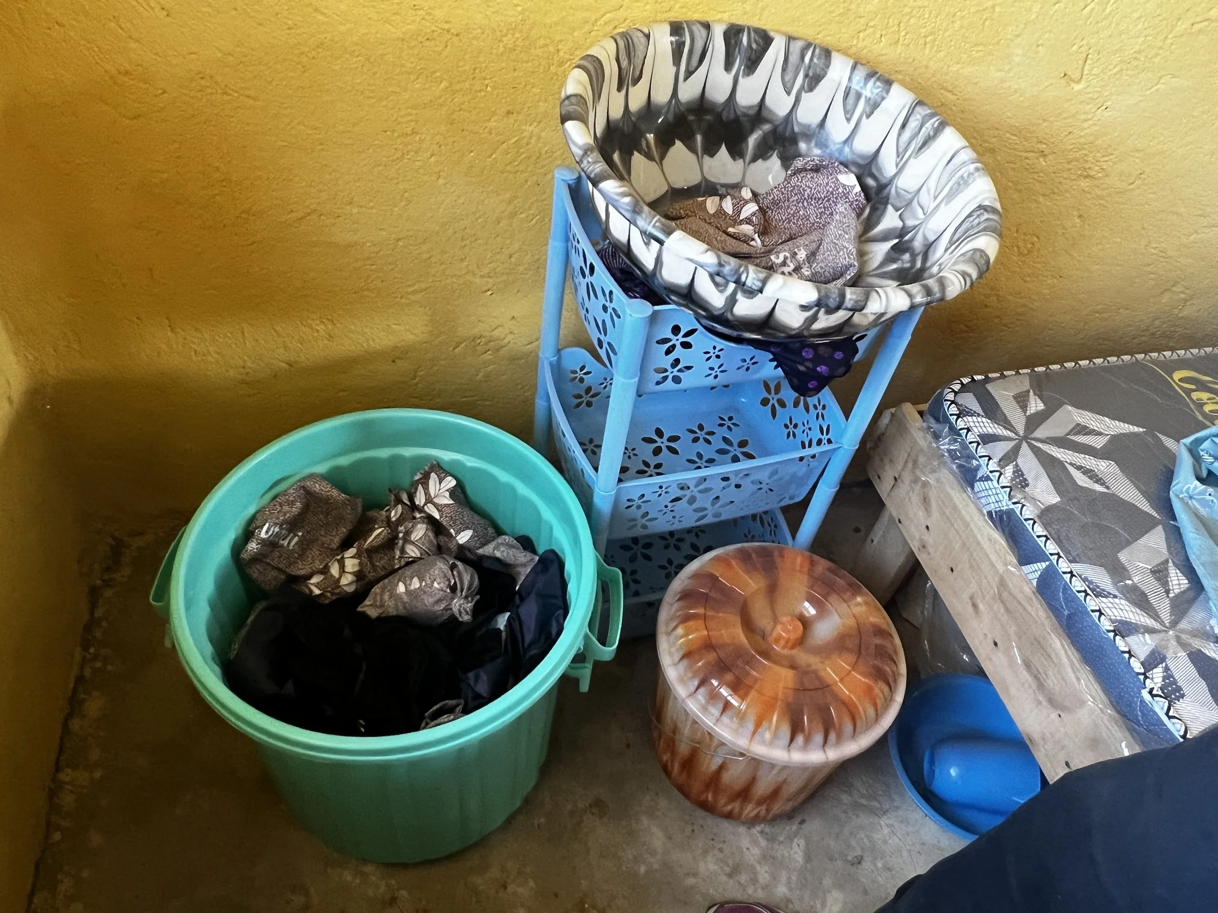 Girls room pad washing
containers