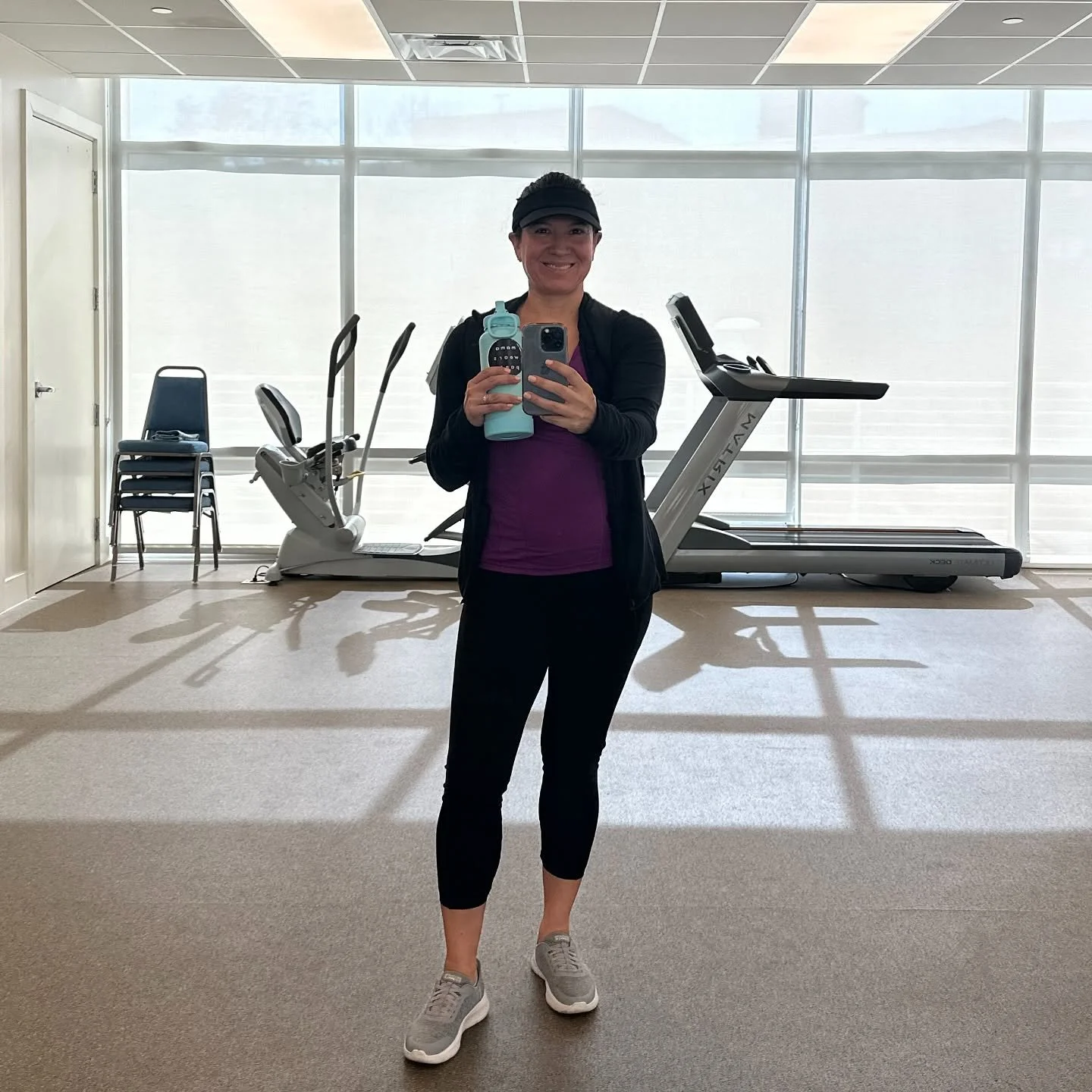 Melissa Acosta, founder of mama wears pants, taking a selfie in the gym.