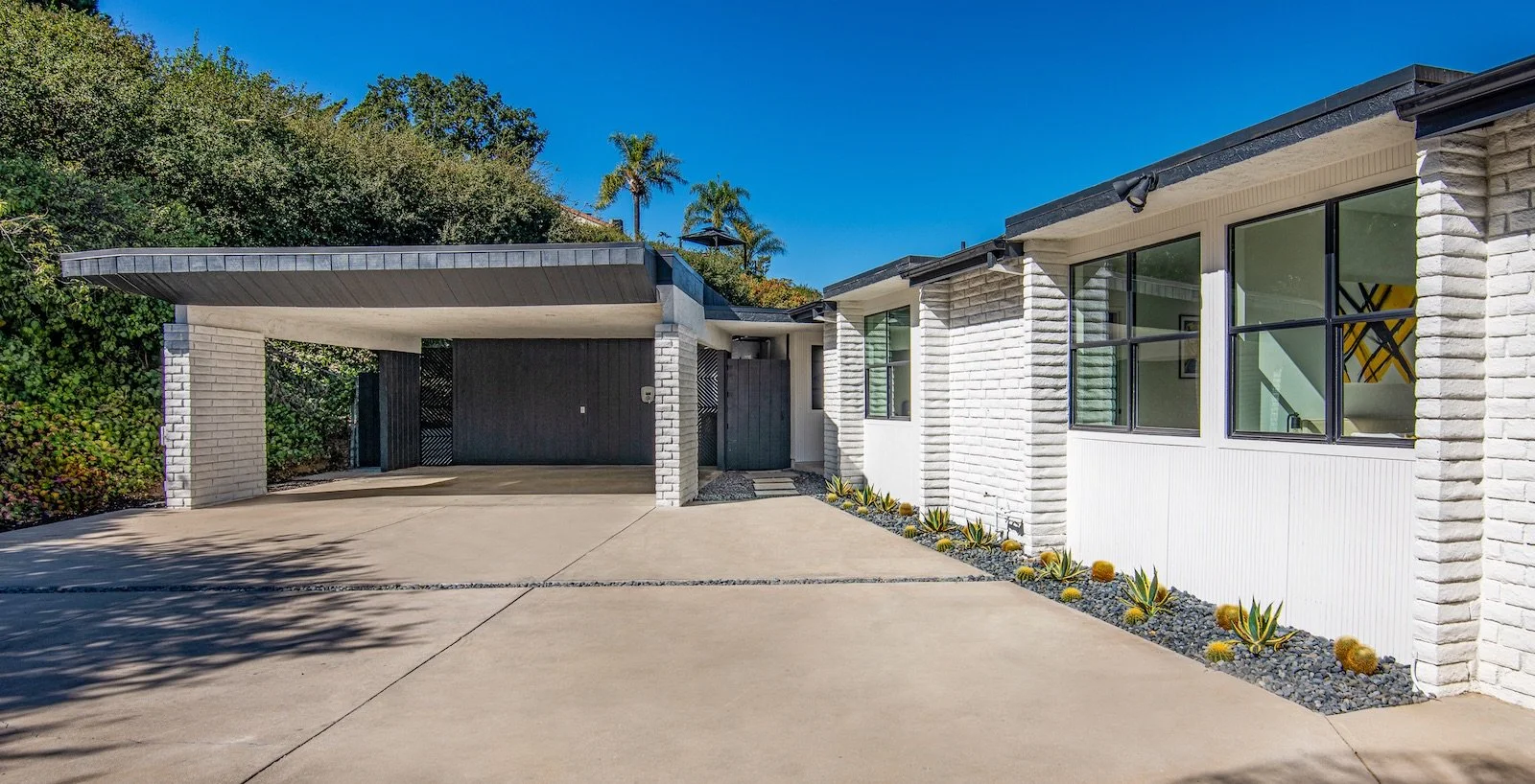 Nice outside carport.jpeg