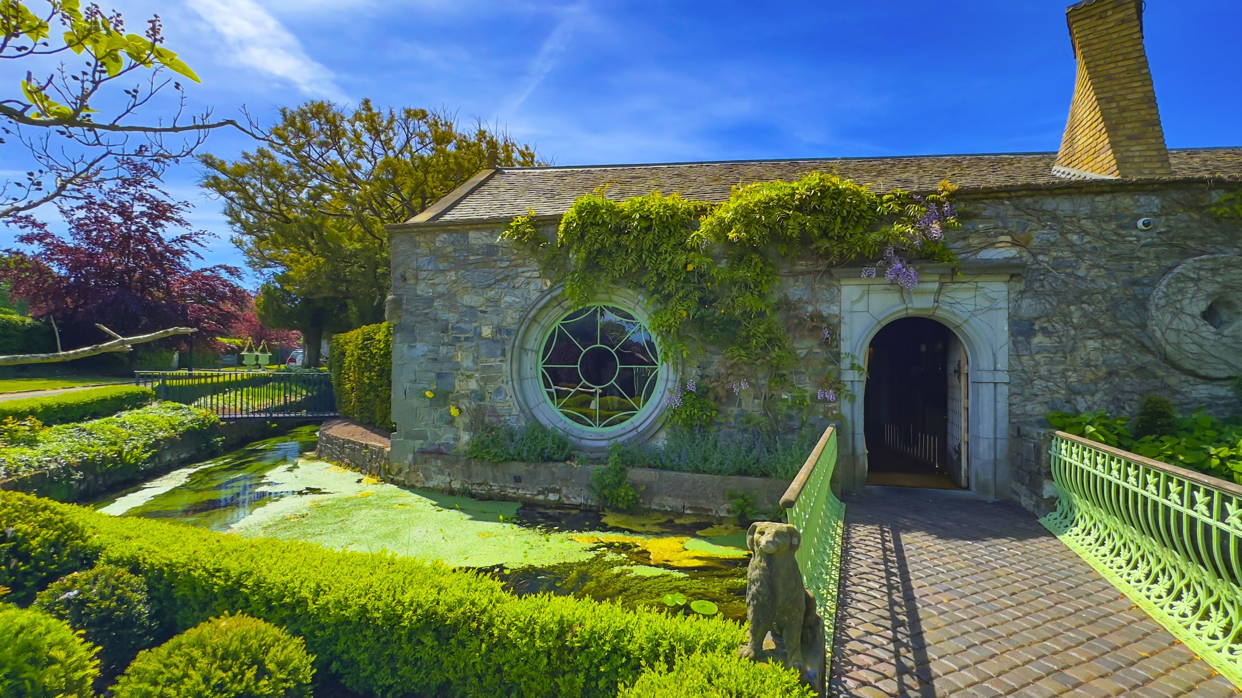 The Lyon’s Den Bar Entrance
