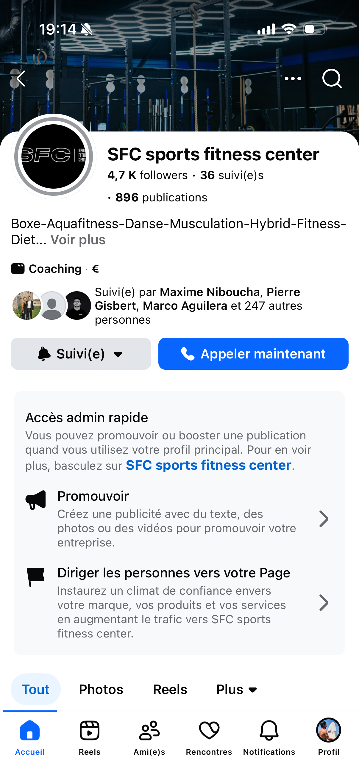 Salle de sport moderne avec équipements de musculation et éclairage LED.