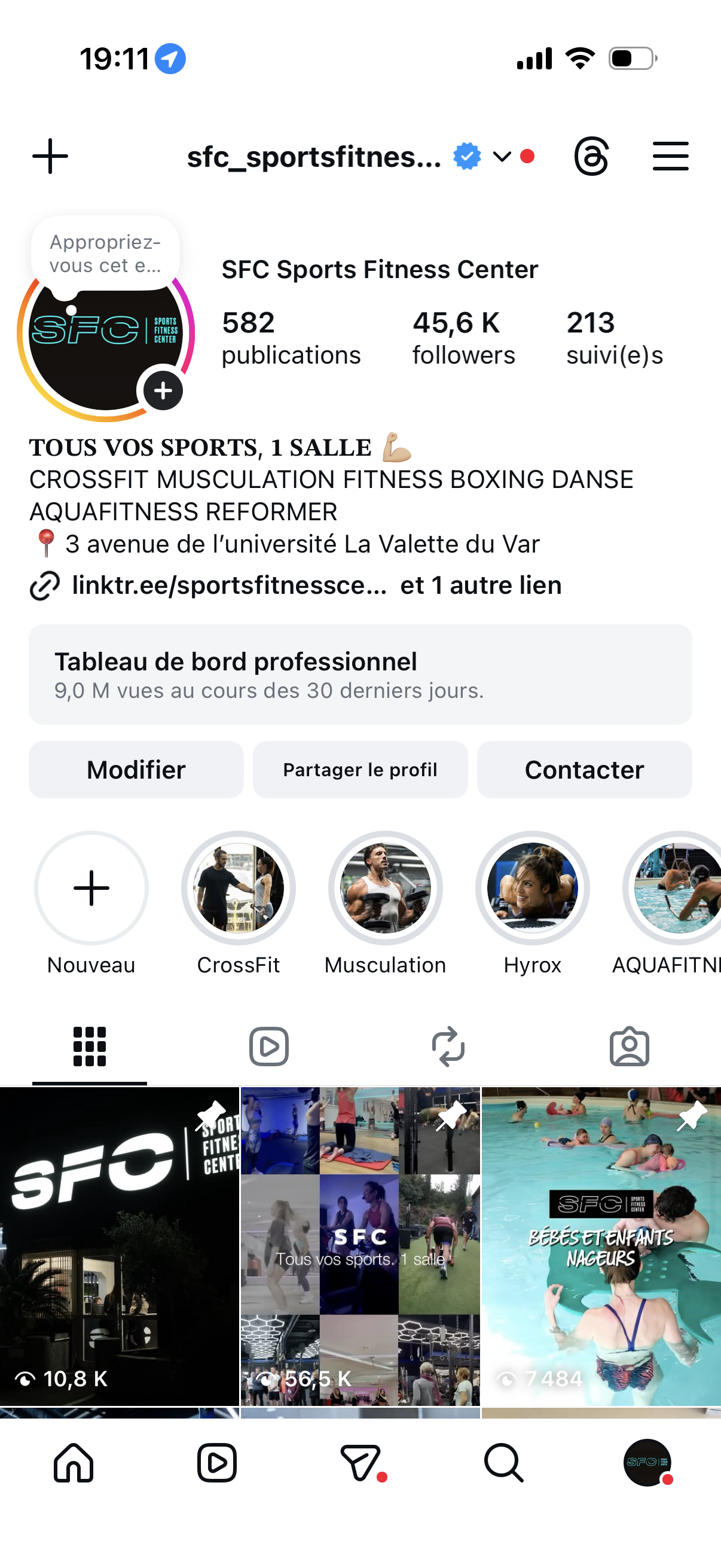 Capture d'écran du profil Instagram de SFC Sports Fitness Center, une salle de sport proposant divers cours et activités comme CrossFit, musculation, boxe, danse et aquafitness, avec des vidéos et photos de séances d'entraînement, de la piscine et du personnel.