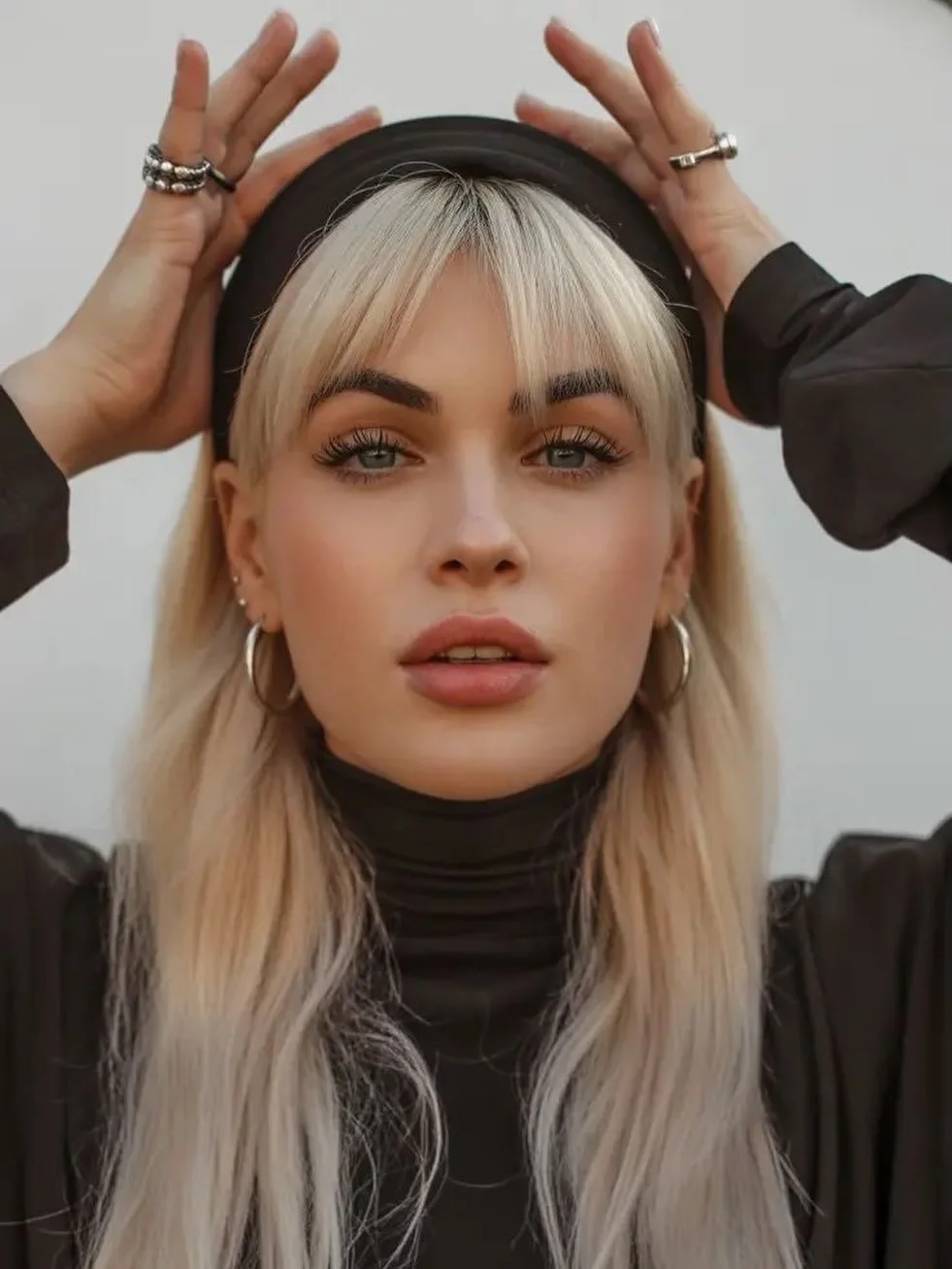 Blonde 💛 but make it soft, cool, and expensive-looking 
Soft layers, curtain bangs + a retro headband = 90s meets 2026.

Keeping it glossy with Davines Heart of Glass + OI Milk because blondes deserve luxury care ✨
And yes, the headband is the ultim