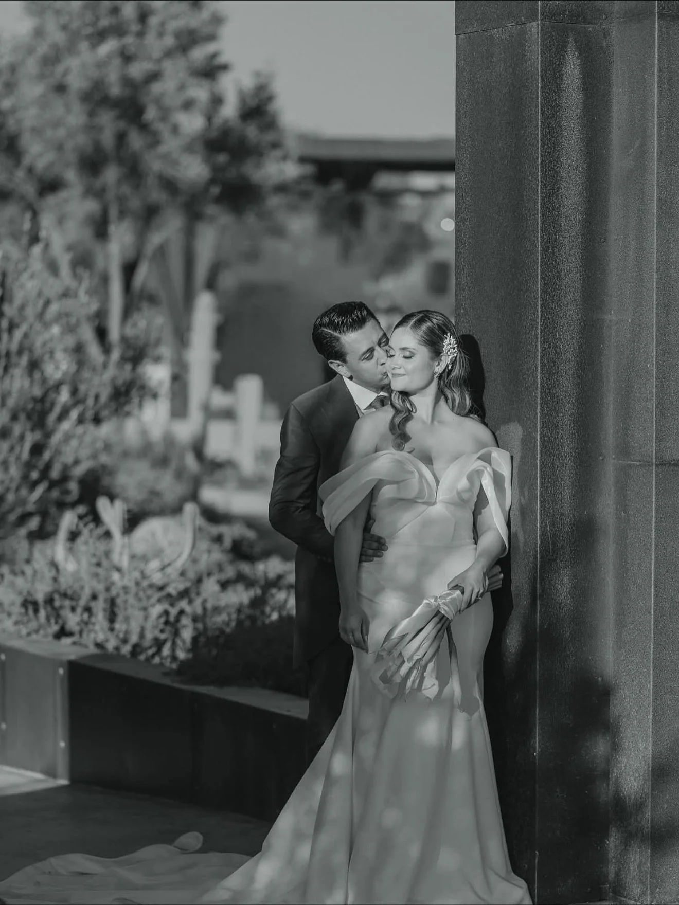 Sabemos que no buscas lo ordinario, tu vida requiere la excelencia de un equipo de belleza profesional 💍💛✨ #LaciosBrides