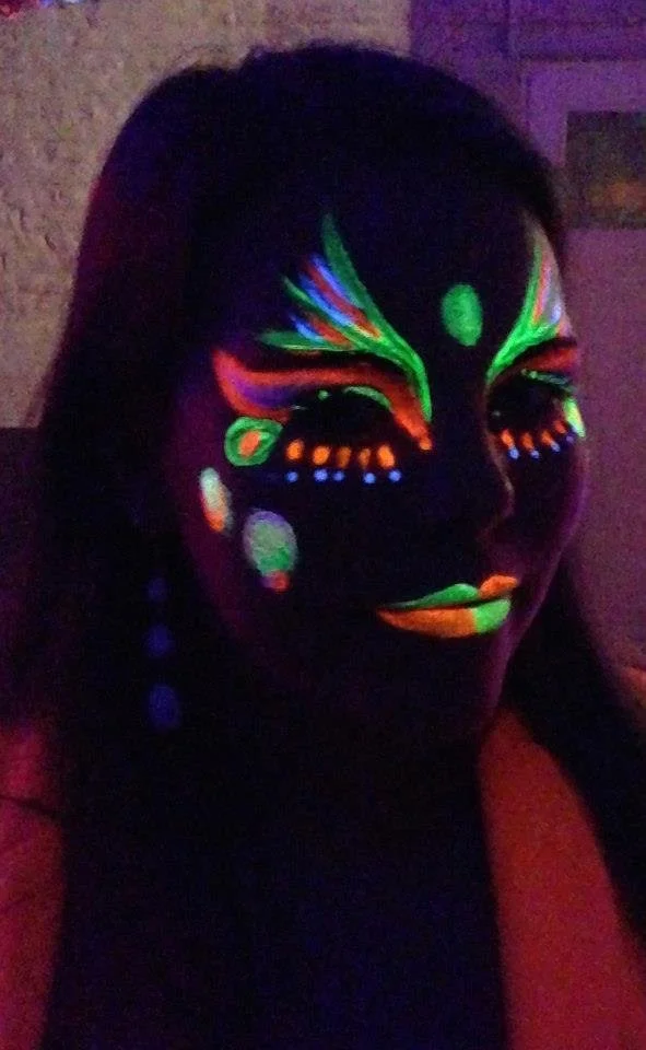 Maquillage UV pour fluo party et événements festifs sous lumière noire en Brabant wallon et Bruxelles.