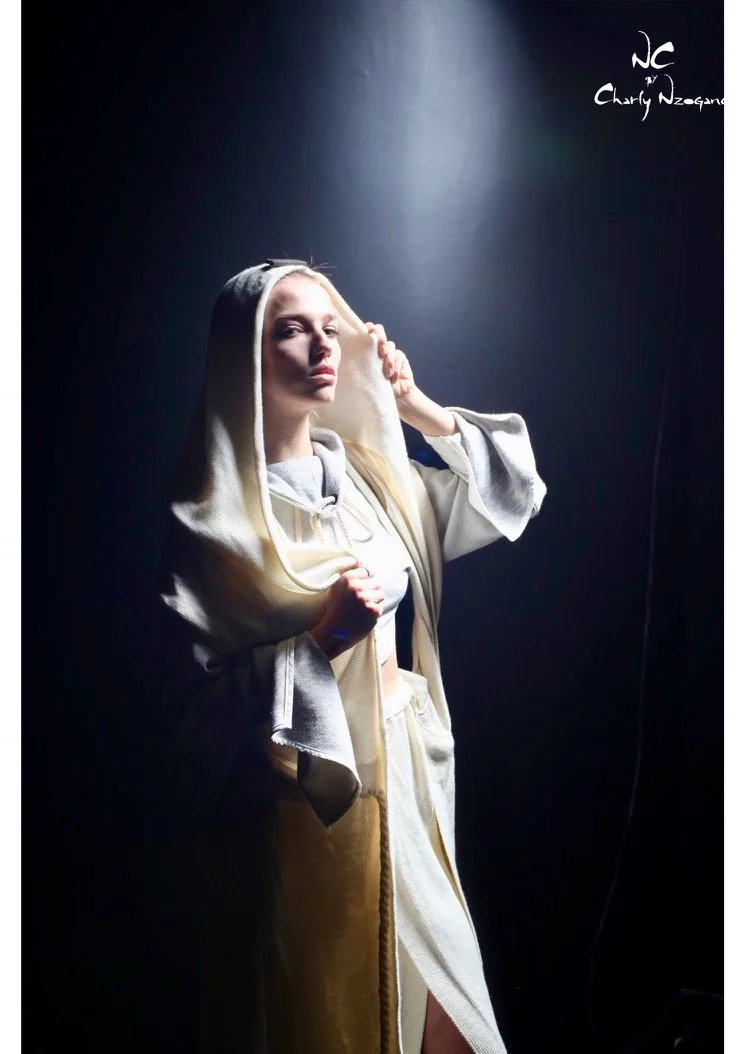 Manequin blanche habiller en blanc par le styliste Charly Nzogang