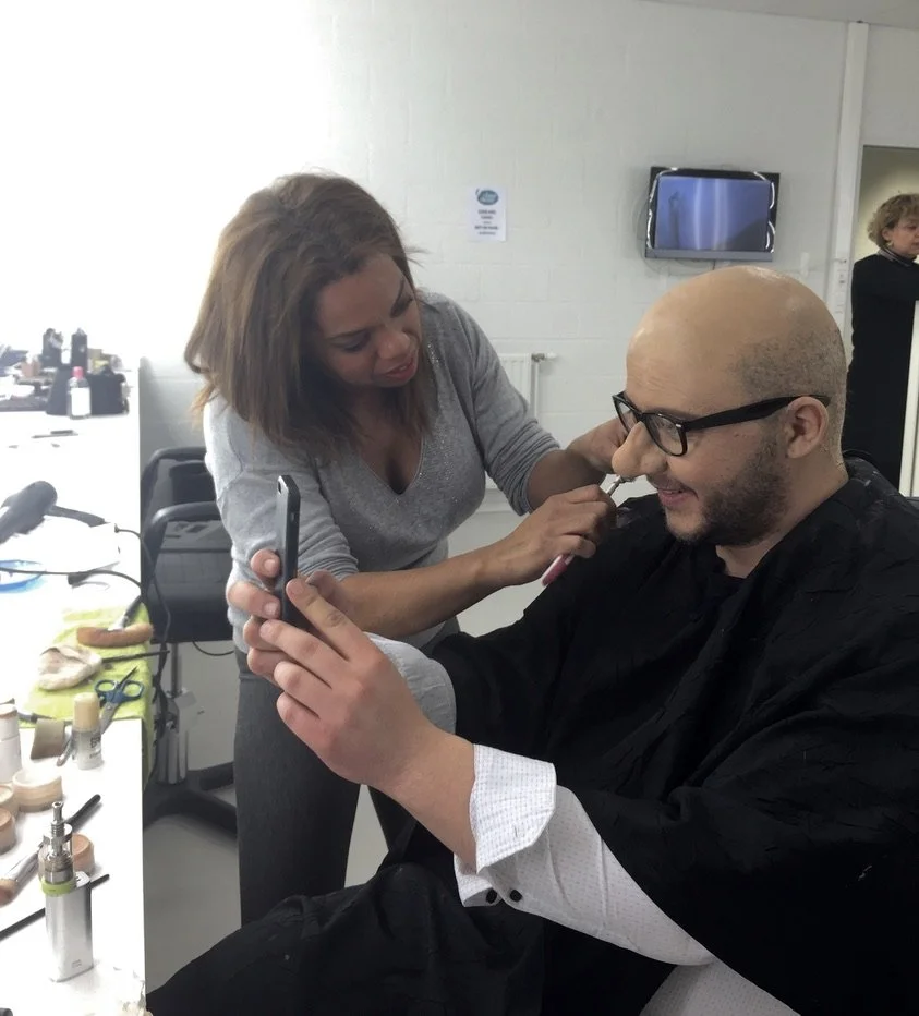 Pose de faux crâne et faux nez pour la RTBF, Le Grand Cactus.