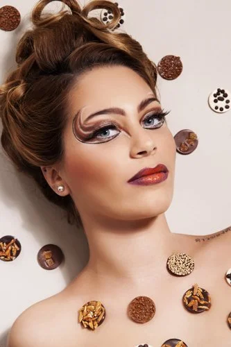 Maquillage beauté “chocolat”, tons chauds et regard intensifié, rendu élégant.