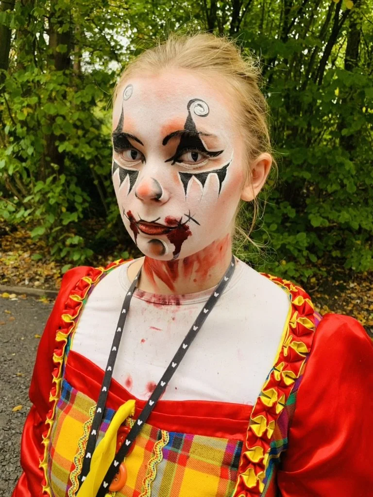 Maquillage Halloween femme joli paillette et clown