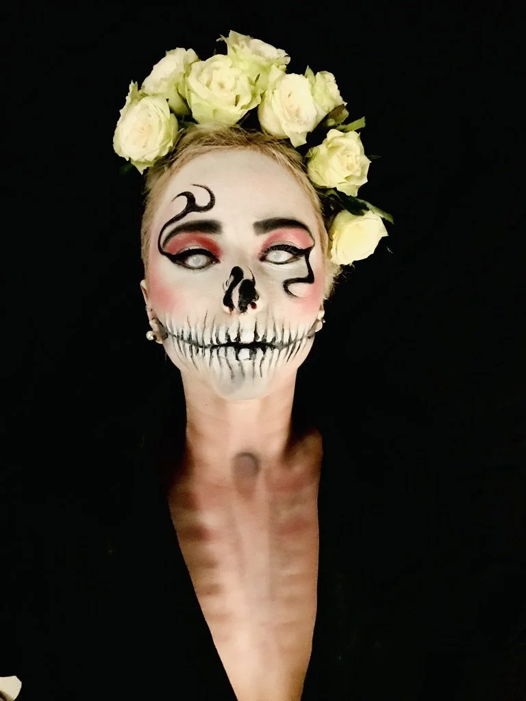 Maquillage squelette artistique pour Halloween, lignes nettes et contrastes, perstation à domicile en brabant wallon et bruxelles
