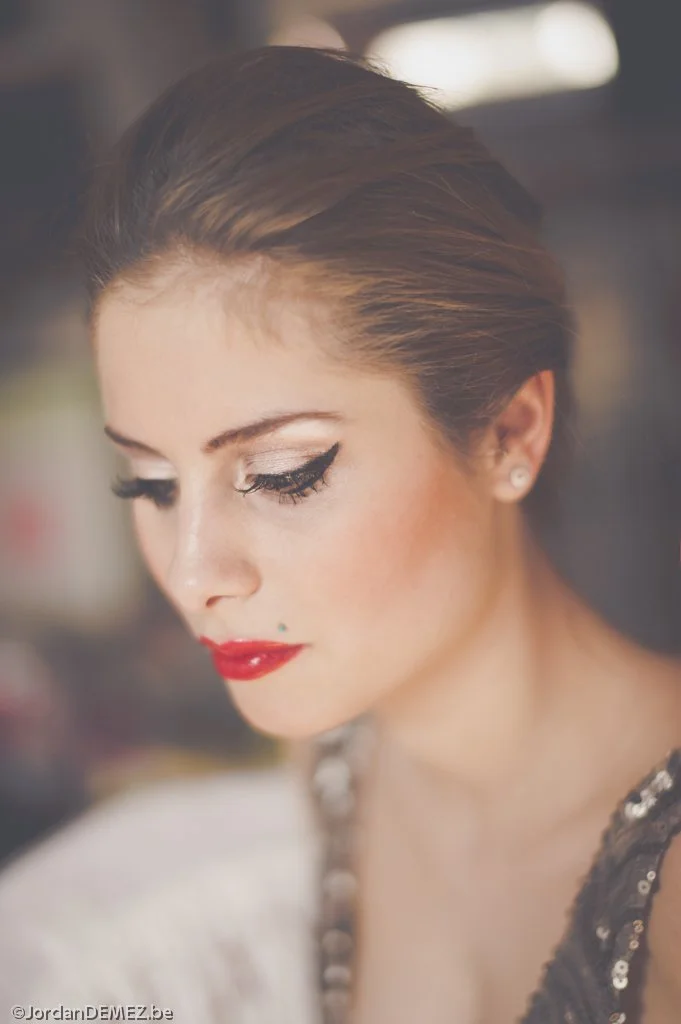 Maquillage eye liner et bouche rouge Channel