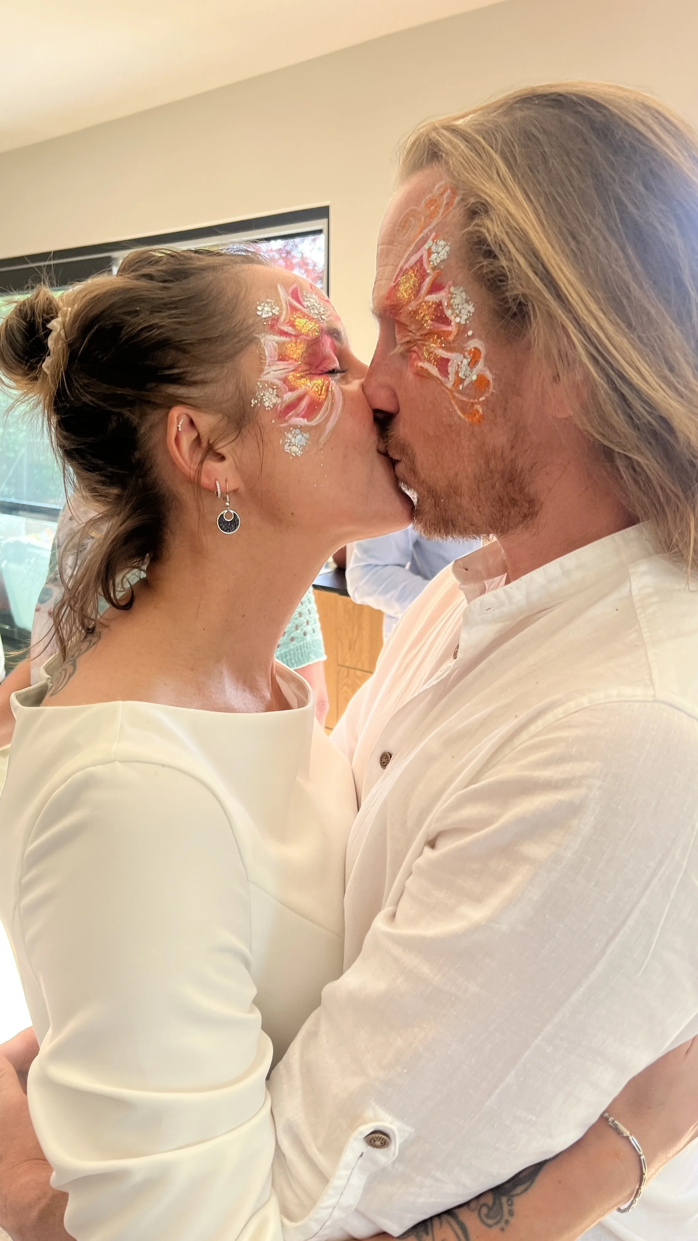 Maquillage mariage papillon paillettes pour les 2 mariés