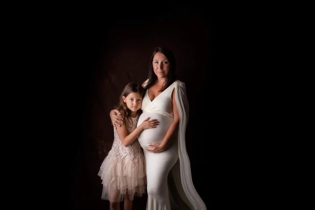Maquillage femme enceinte pour shooting photo, rendu doux et lumineux.