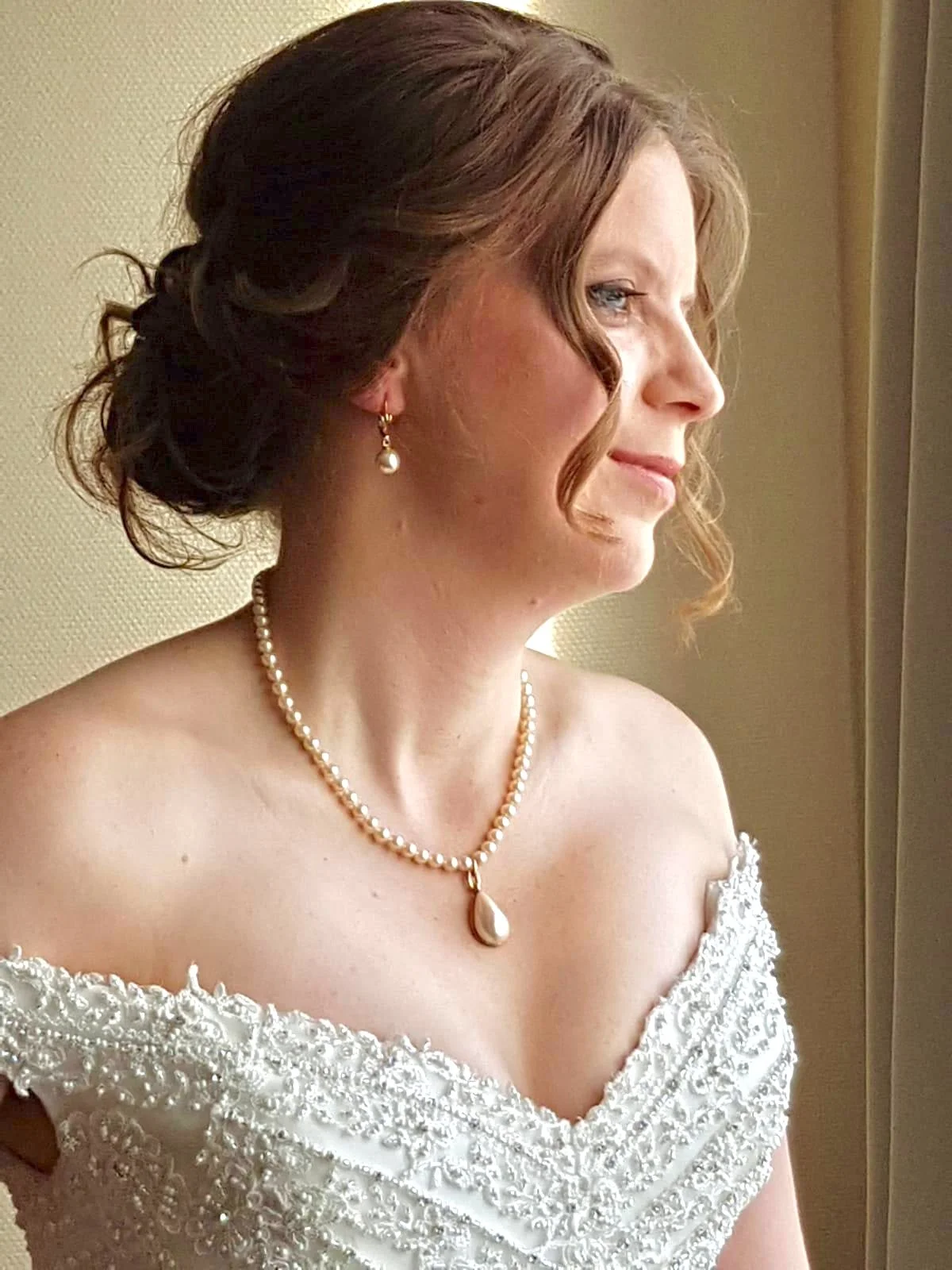 Maquillage invitée mariage : look glamour naturel, yeux définis et peau lumineuse.