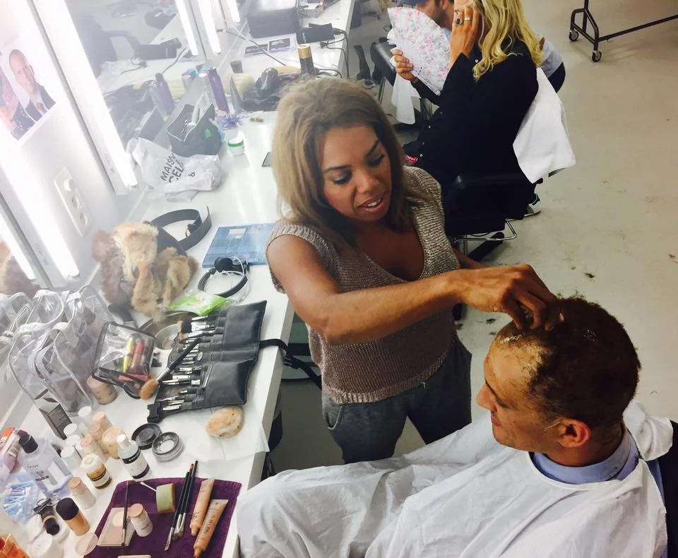 Pose de faux crâne et faux cheveux pour la RTBF, Le Grand Cactus.