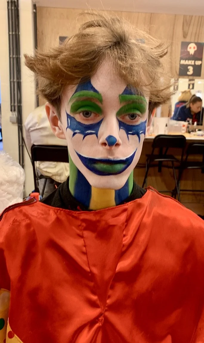 Maquillage clown artistique pour adulte, look créatif pour soirée à thème.