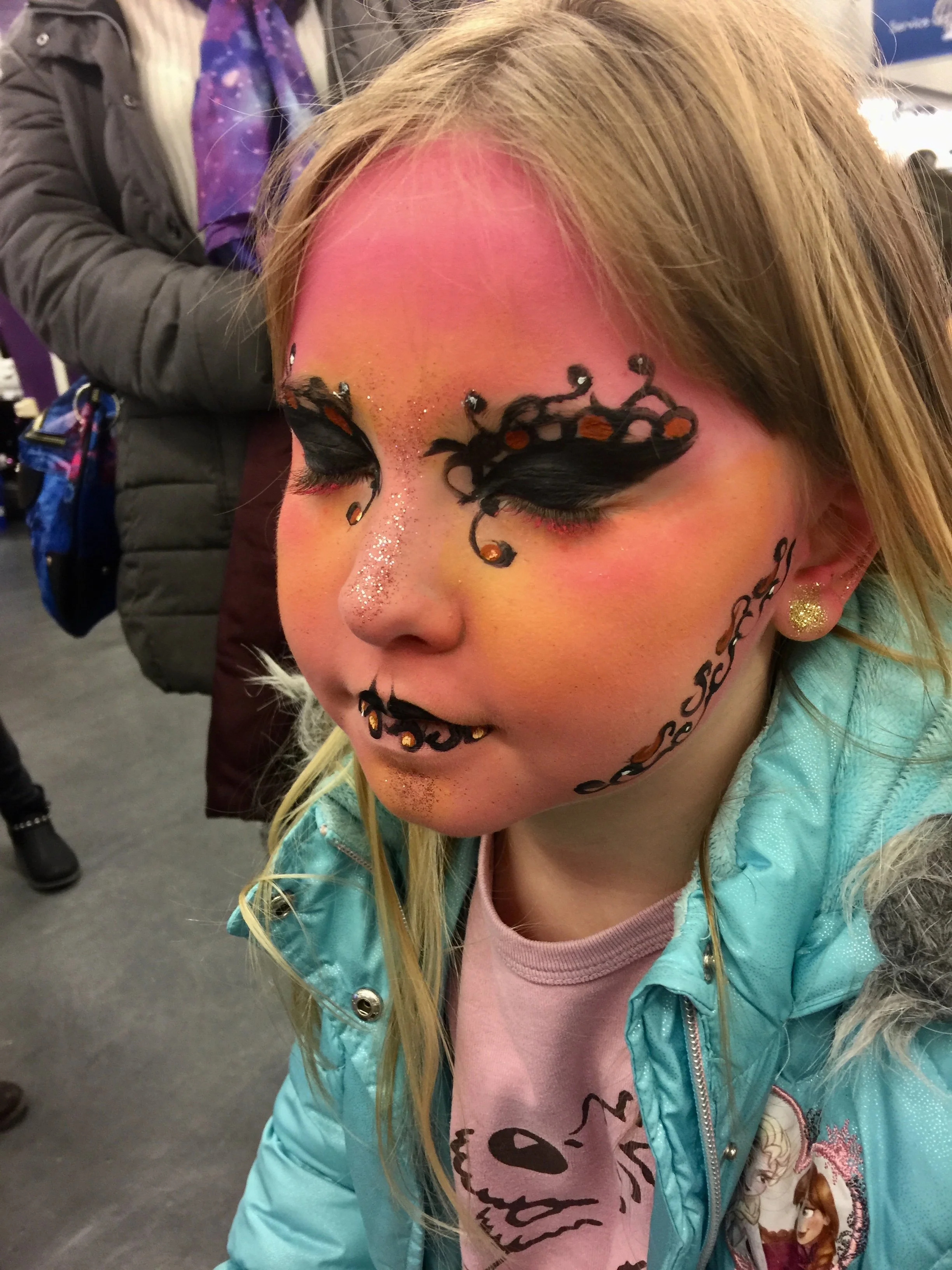 Maquillage arabesque rose et noir enfant, maquilleuse Brabant Wallon Bruxelles