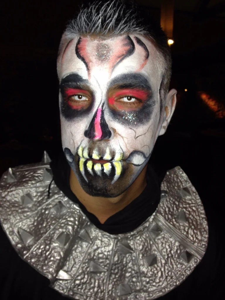 Maquillage démon pour halloween, détails dents pointues
