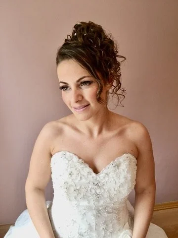 Maquillage mariage avec lèvres nude et finitions soignées, rendu naturel chic.