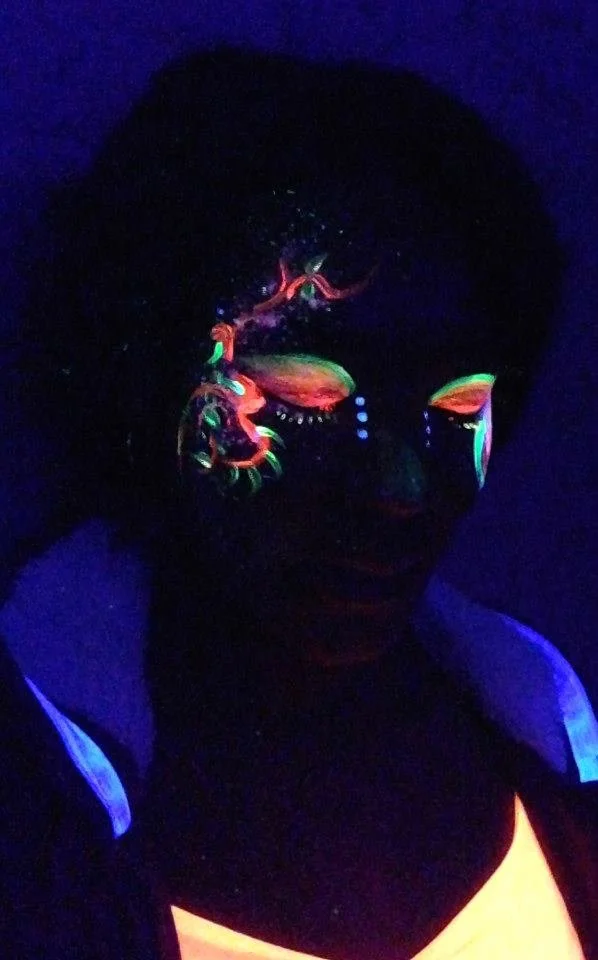 Maquillage yeux UV fluo sous lumière noire et arabesque fluo