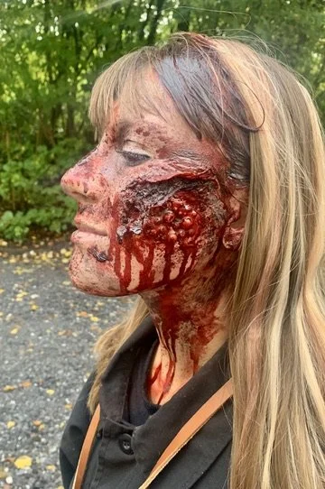 Maquillage blessure effet spéciaux sur la joue