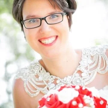 Maquillage mariage avec yeux fumés légers, style élégant et harmonieux.