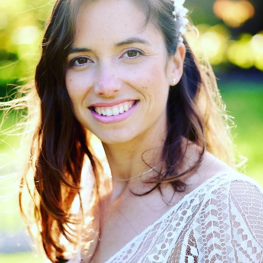 Teint glow et finitions élégantes pour maquillage mariage, effet lumineux.