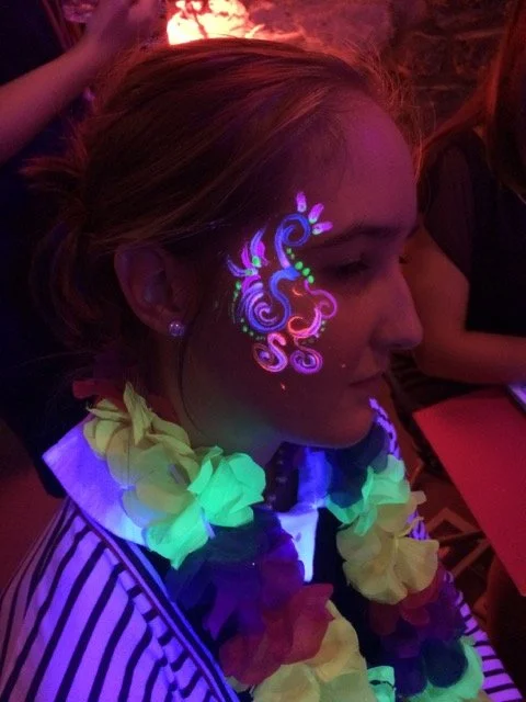 Arabesque fluo – maquillage UV (black light)
