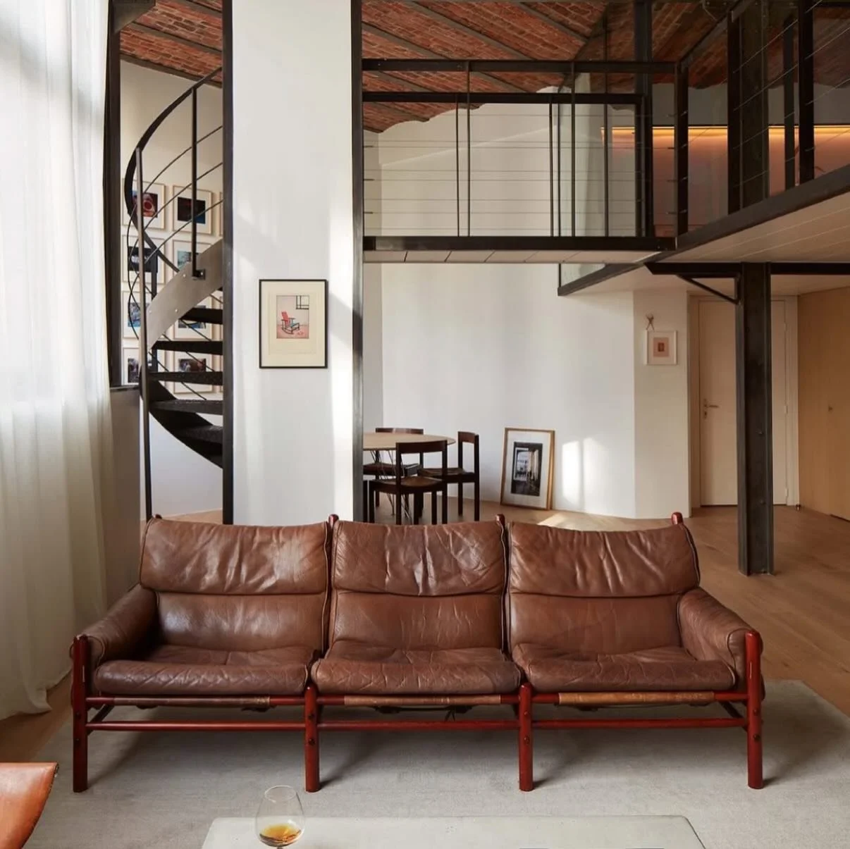 Monday inspo

Felix De Montesquiou&rsquo;s Paris home. Designed by @das_paris 

I need that sheep in my home🐑