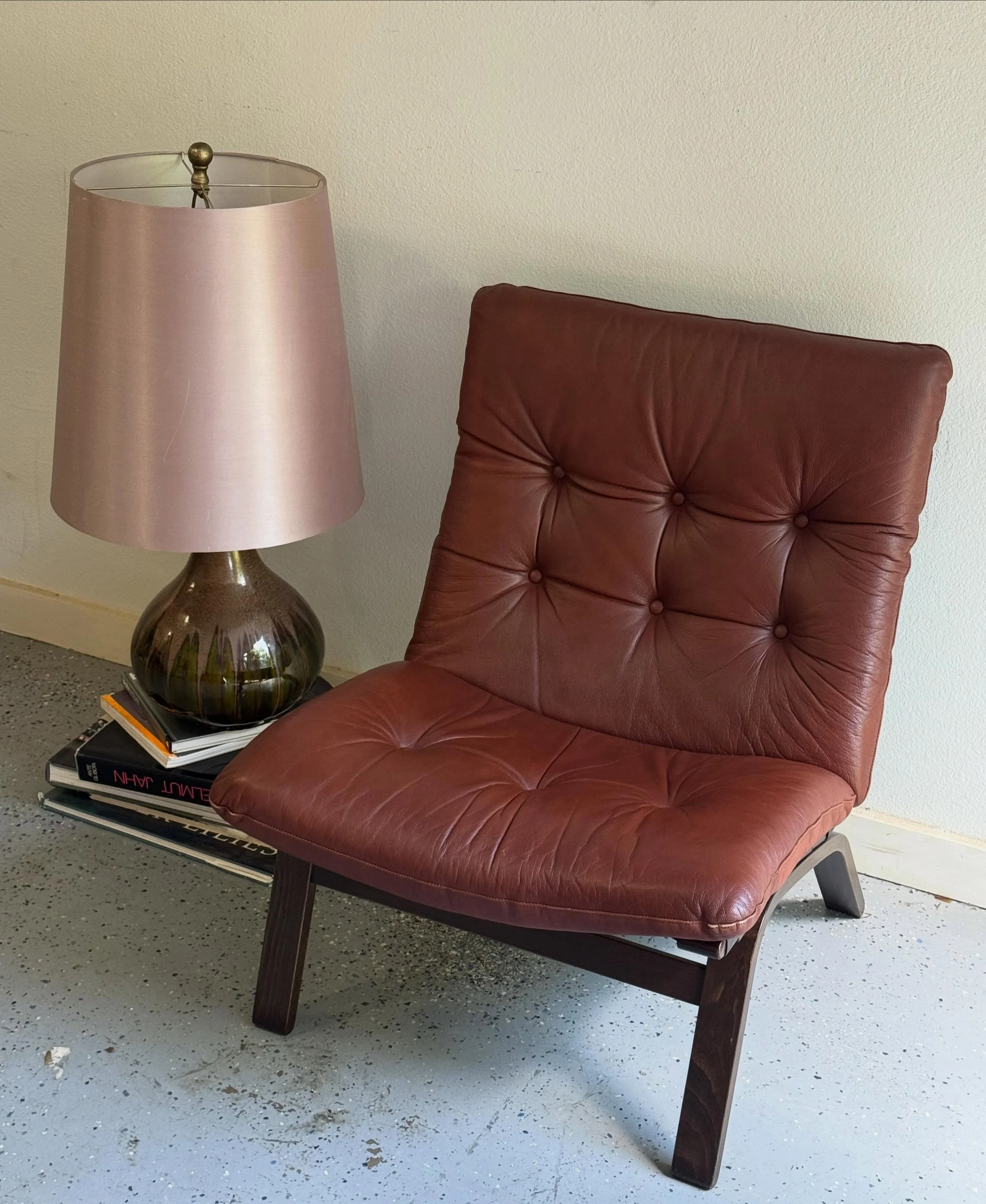 Now available on piecesofdixie.com

A beautifully preserved leather bentwood lounge chair by Farstrup. In excellent vintage condition. Made in Denmark, circa 1970s.