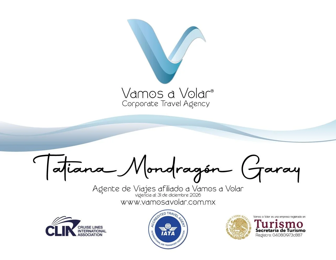 Tarjeta de presentación de Tatiana Mondragón Garay, agente de viajes afiliada a Vamos a Volar, con logotipos de CLIR, IATA y Turismo, y detalles de contacto y validez hasta diciembre de 2026.