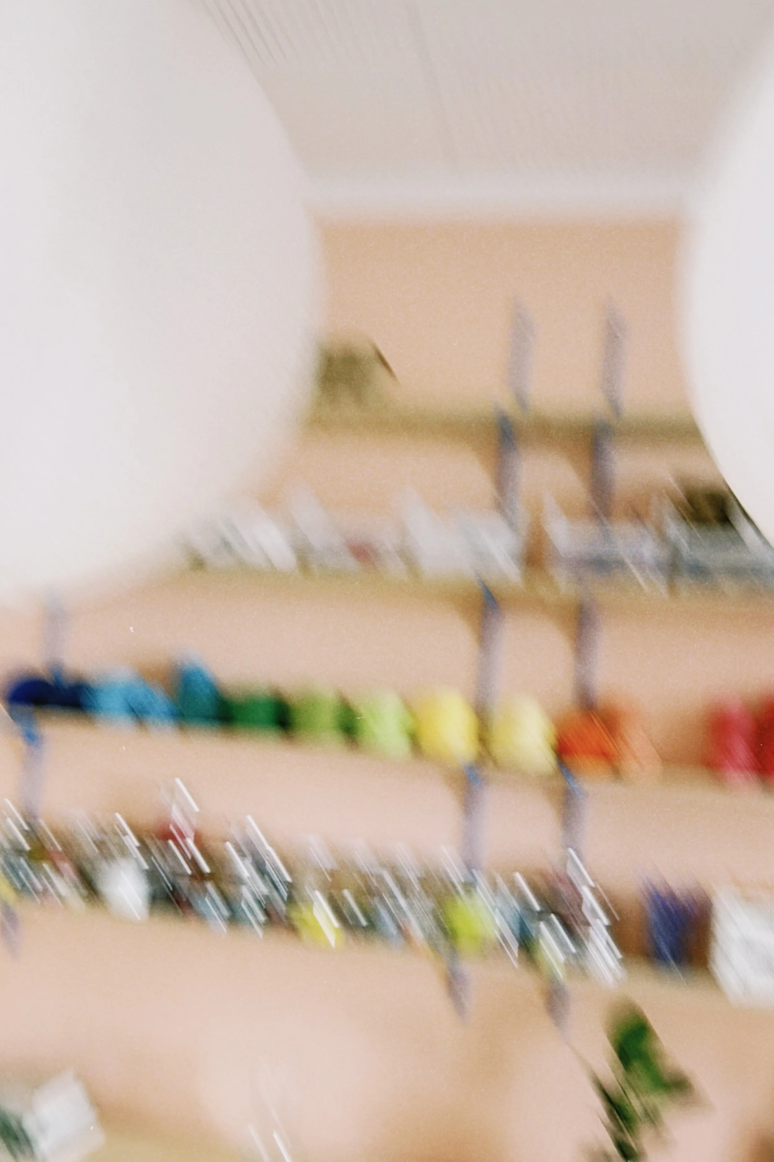 Das Bild ist unscharf und zeigt, was möglicherweise eine Wand mit mehreren Gegenständen, möglicherweise Spielsachen oder Dekorationen, auf Regalen oder Tischen. Die Details sind jedoch aufgrund der Unschärfe nicht klar erkennbar.