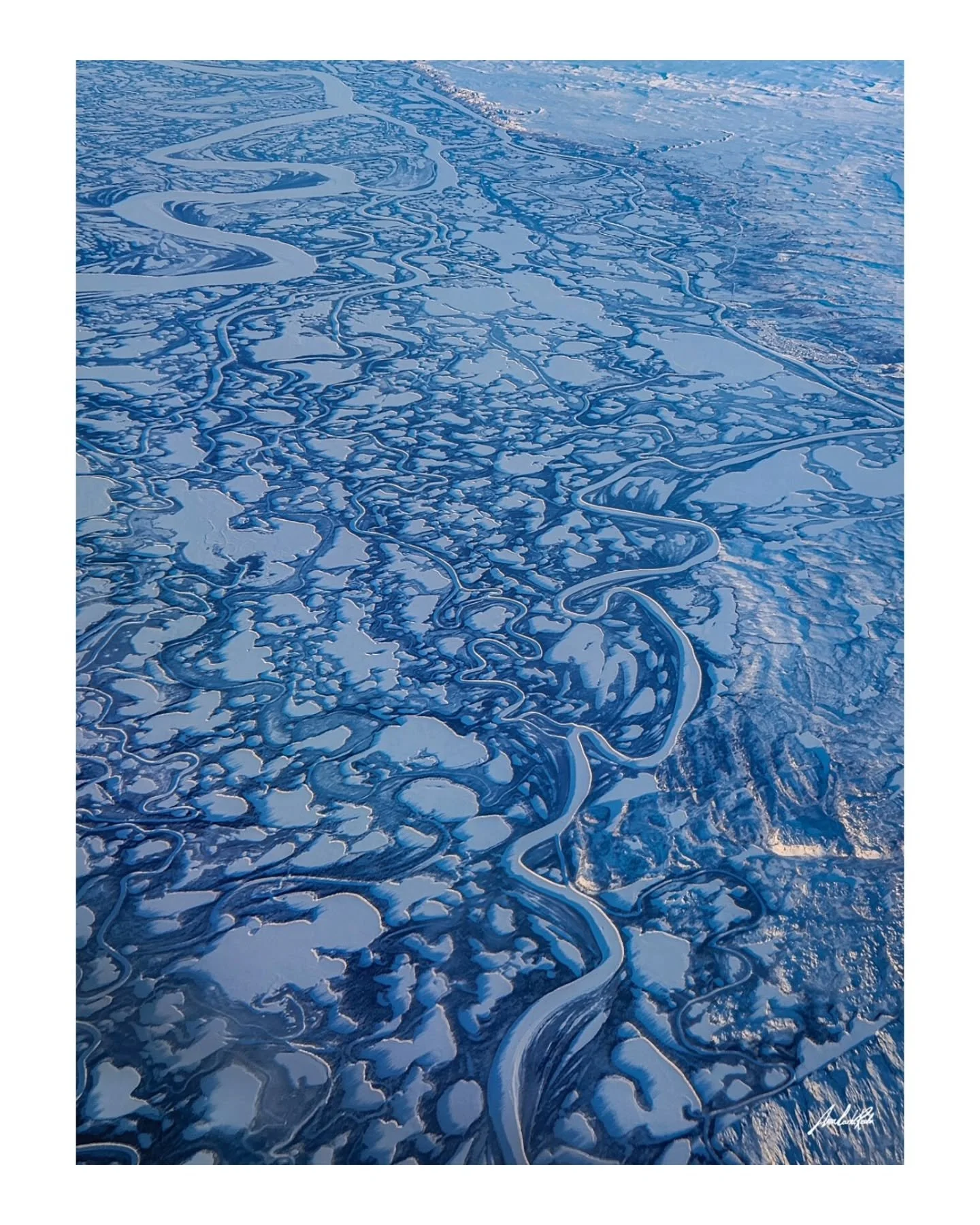 Parte II
.
EXTREME WORLD
A aridez, jamais mon&oacute;tona, do extremo frio.
Um azul infinito de neve e gelo por todo lado.
Em algum lugar entre o Canad&aacute; e o Alasca, esse cen&aacute;rio domina a paisagem.
Nesse vazio branco, a natureza revela s