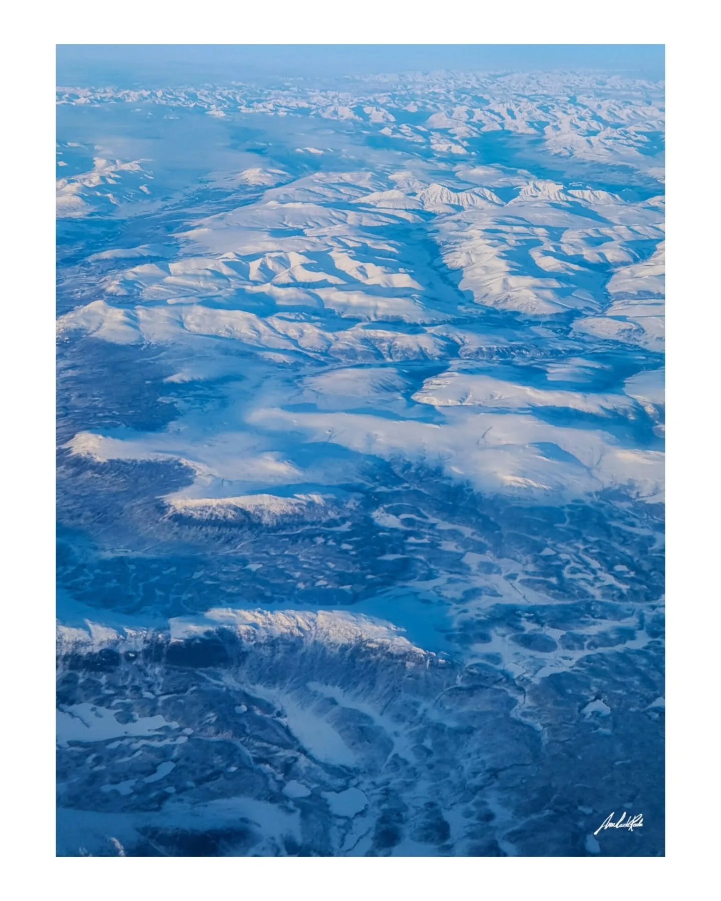 Parte I
.
EXTREME WORLD
A aridez, jamais mon&oacute;tona, do extremo frio.
Um azul infinito de neve e gelo por todo lado.
Em algum lugar entre o Canad&aacute; e o Alasca, esse cen&aacute;rio domina a paisagem.
Nesse vazio branco, a natureza revela su