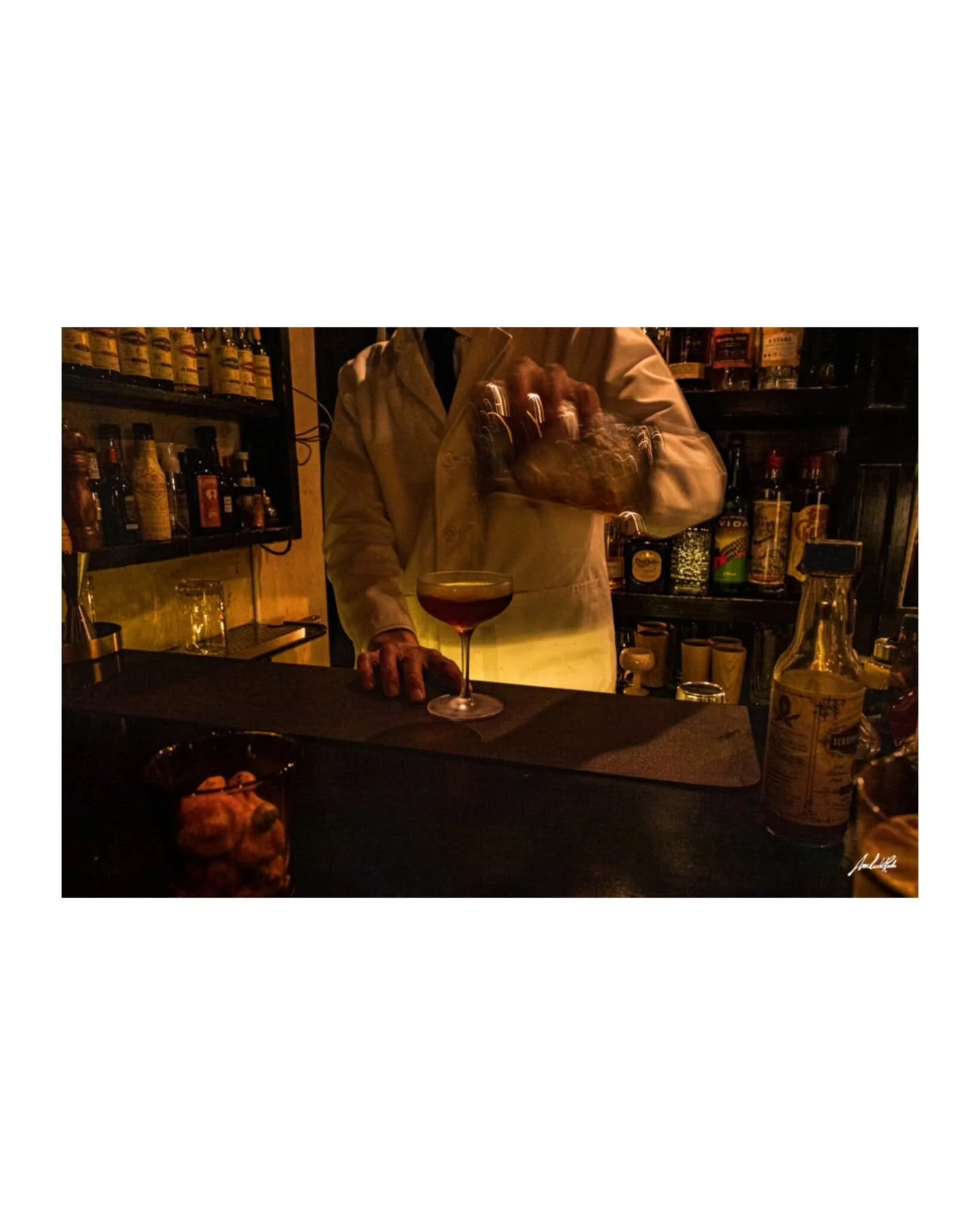 MOVING COCKTAIL 
A ess&ecirc;ncia do movimento entre luz e sombra em um bar noturno em T&oacute;quio.
Reflexos, o som calmo do jazz ao fundo, cada gesto carrega um rigor t&eacute;cnico.
O brilho discreto da luz amarelada do ambiente revela Trench.
.
