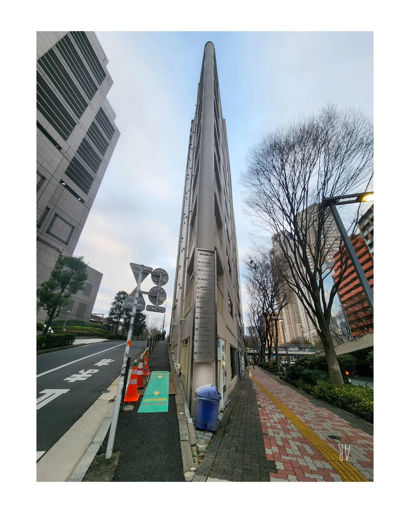 Direita desce
Esquerda sobe 
E entre as ruas um
Pr&eacute;dio 'finin'
.
#ARphotos 
#Tokyo