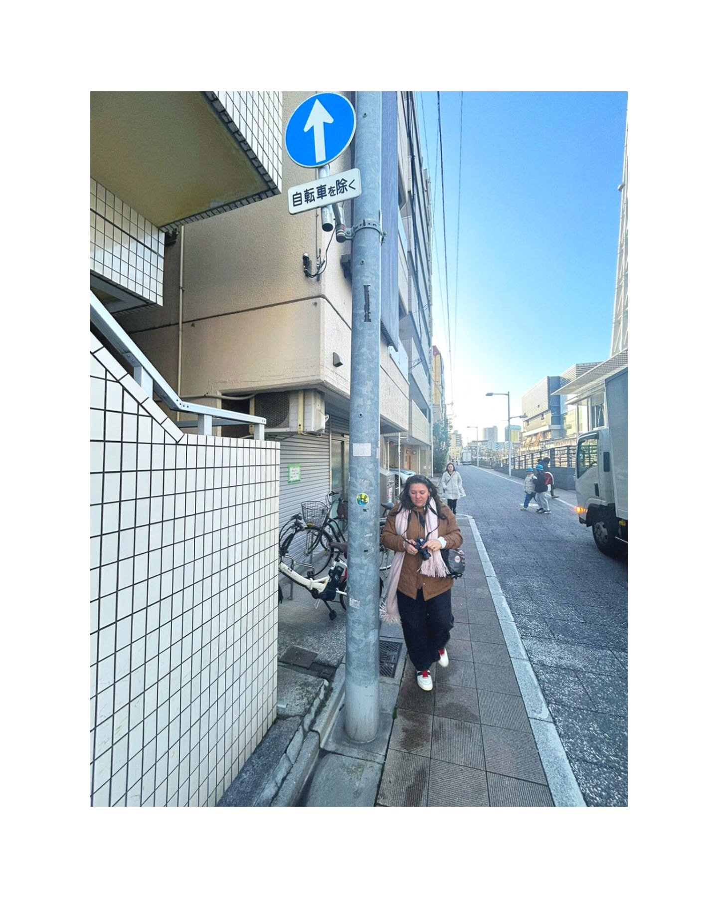 Cada lugar me inspira de uma maneira diferente.
Estudando a disciplina e ordem de um povo distante.
Em breve, vou ter uma material diferente de tudo que j&aacute; fiz.
.
#ARphotos 
#streetphotography
#urbanphotography