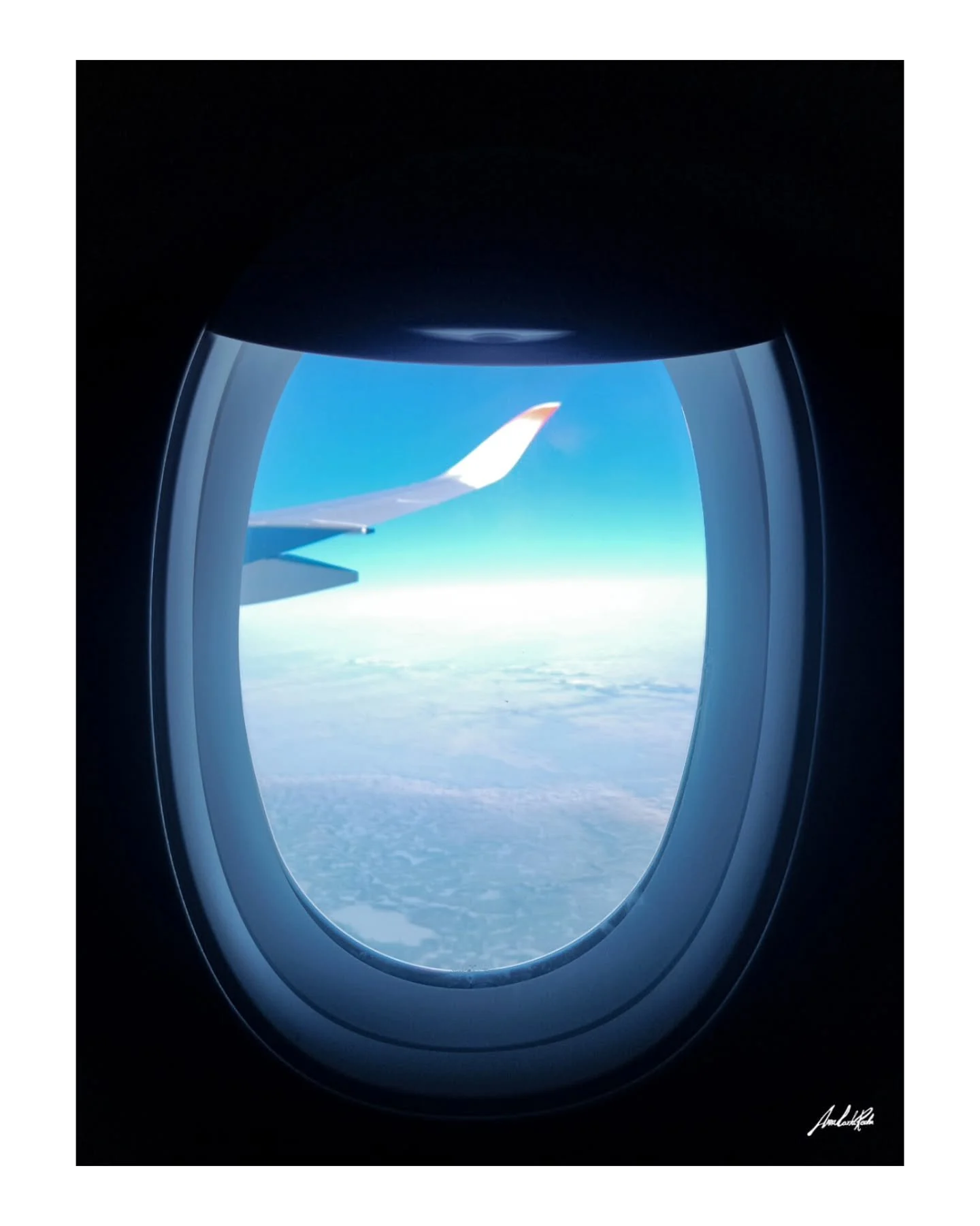 Parte final 
.
EXTREME WORLD
A aridez, jamais mon&oacute;tona, do extremo frio.
Um azul infinito de neve e gelo por todo lado.
Em algum lugar entre o Canad&aacute; e o Alasca, esse cen&aacute;rio domina a paisagem.
Nesse vazio branco, a natureza reve