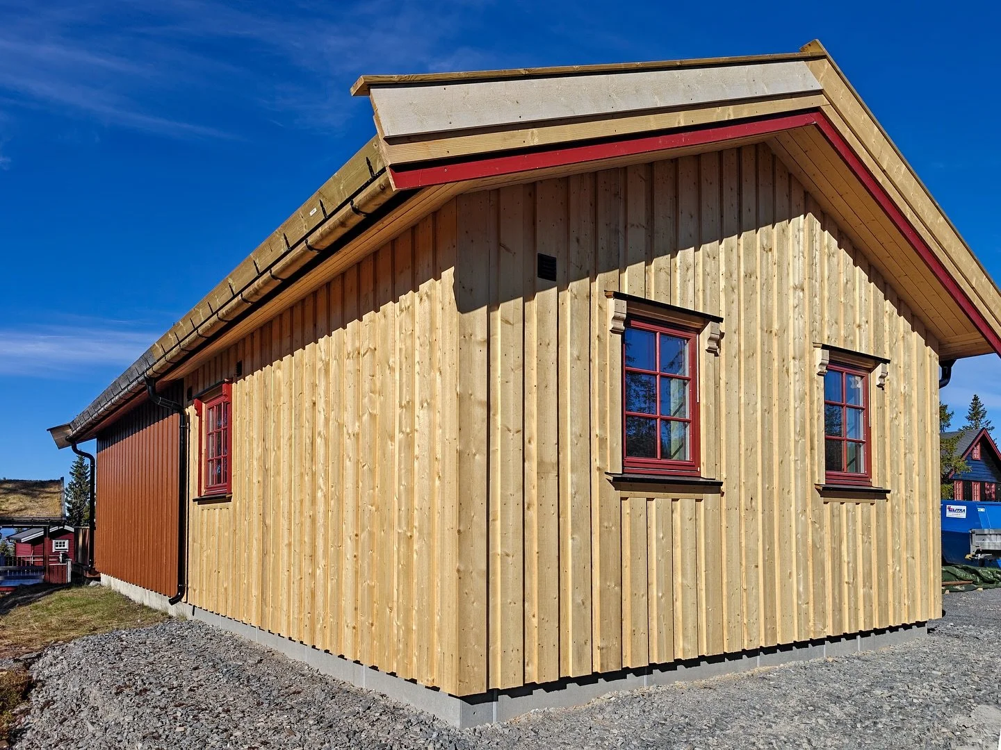 Se s&aring; fint det har blitt! 

Tilbygget p&aring; denne hytta p&aring; Sjusj&oslash;en er straks ferdig. N&aring; mangler litt beis utend&oslash;rs, og litt listing inne s&aring; er vi i m&aring;l 👌🏼

Vi tar gjerne en gratis befaring p&aring; di