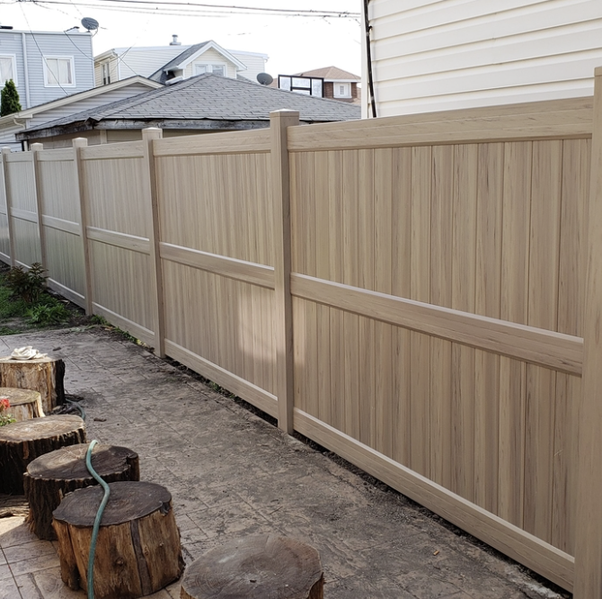 Vinyl Fencing: Custom styles