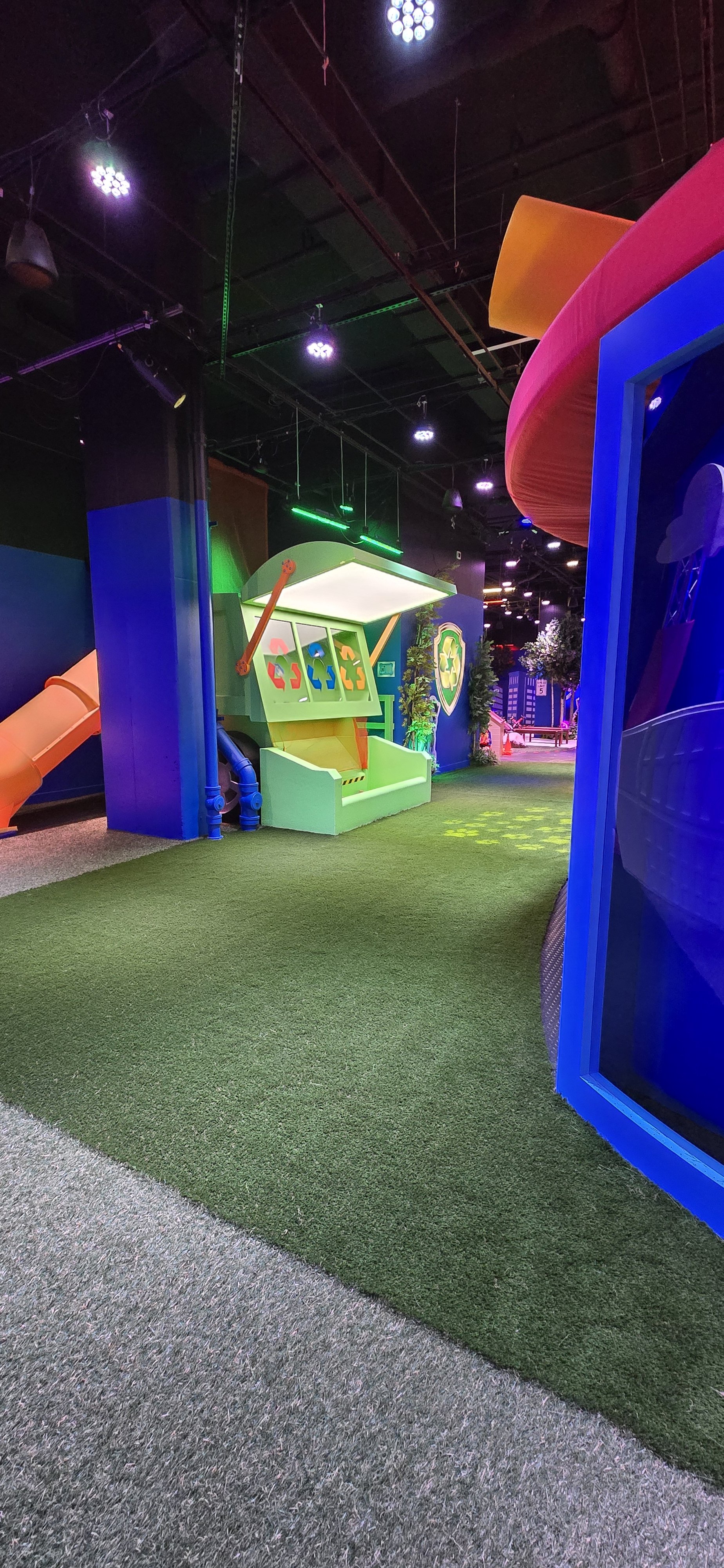 Artificial Turf - Outdoor & Indoor low‑pile mats and synthetic flooring, pet-friendly solutions.