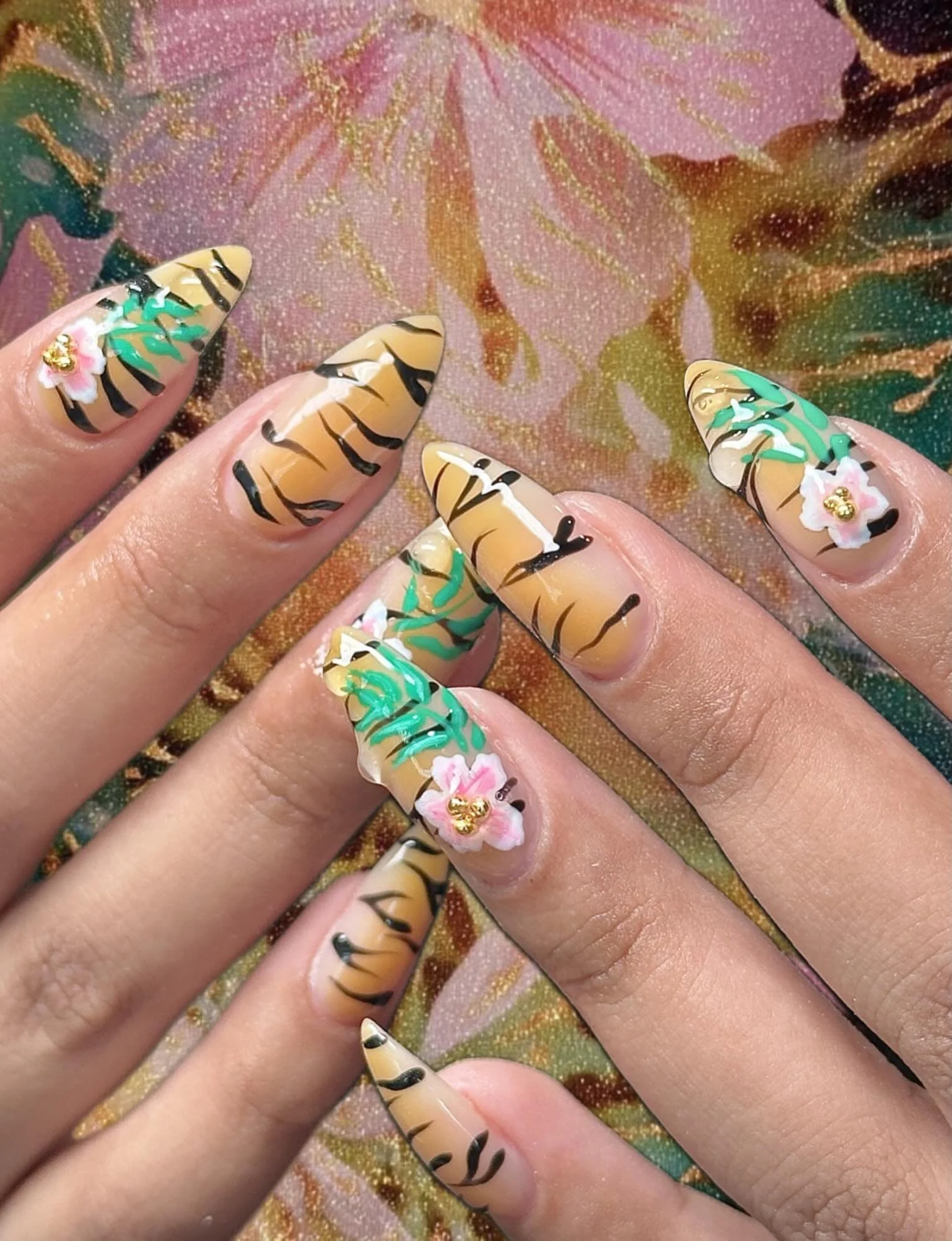 🐅 🌿🧡🌺
&bull;
&bull;
&bull;
&bull;
#naturalnails #longnailsdontcare #longnails #almondnailshape #tigerstripes