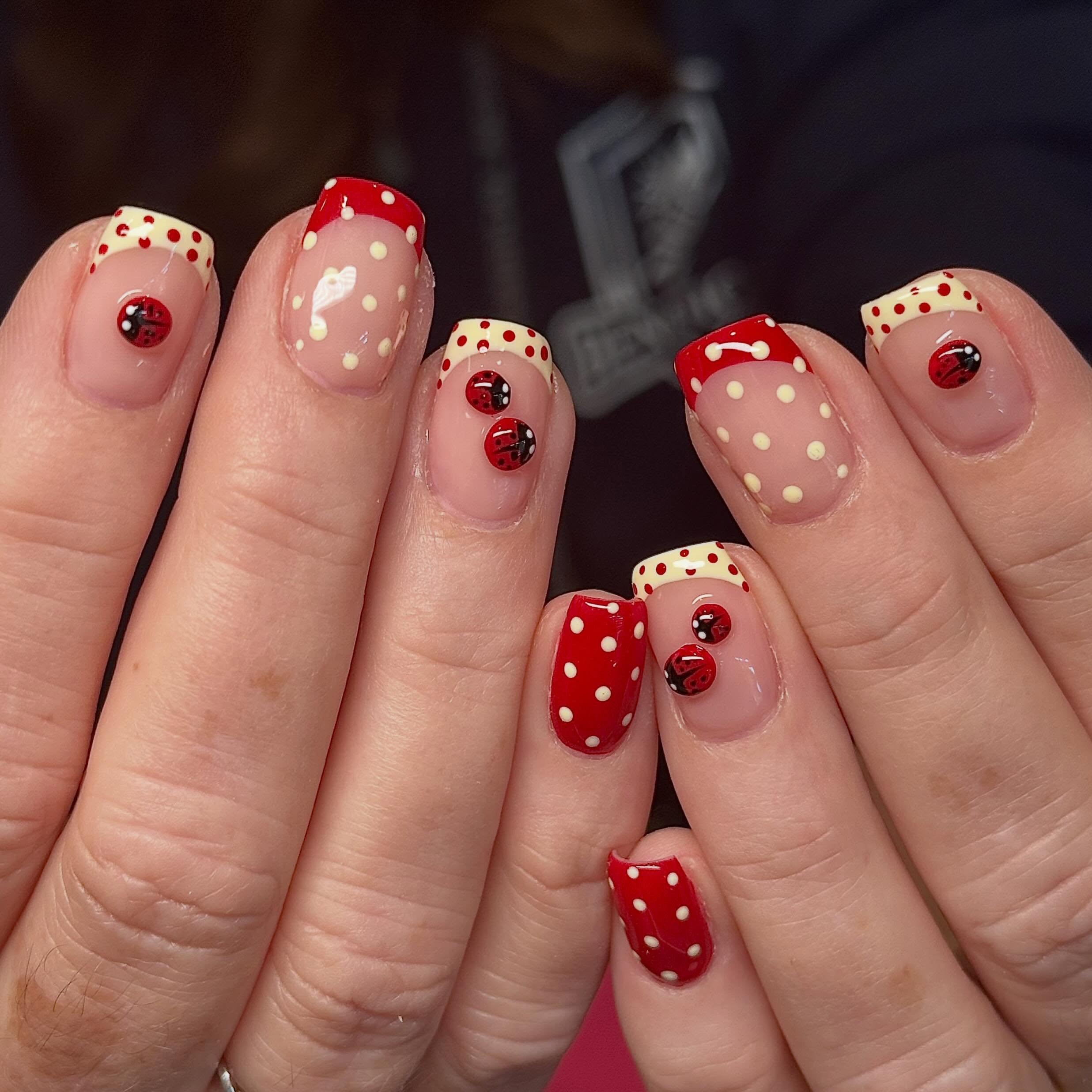 🐞🐞🐞💛💛💛 
&bull;
&bull;
&bull;
&bull;
#naturalnails #shortnails #shortnailsdesign #nailinspo #nailsnailsnails