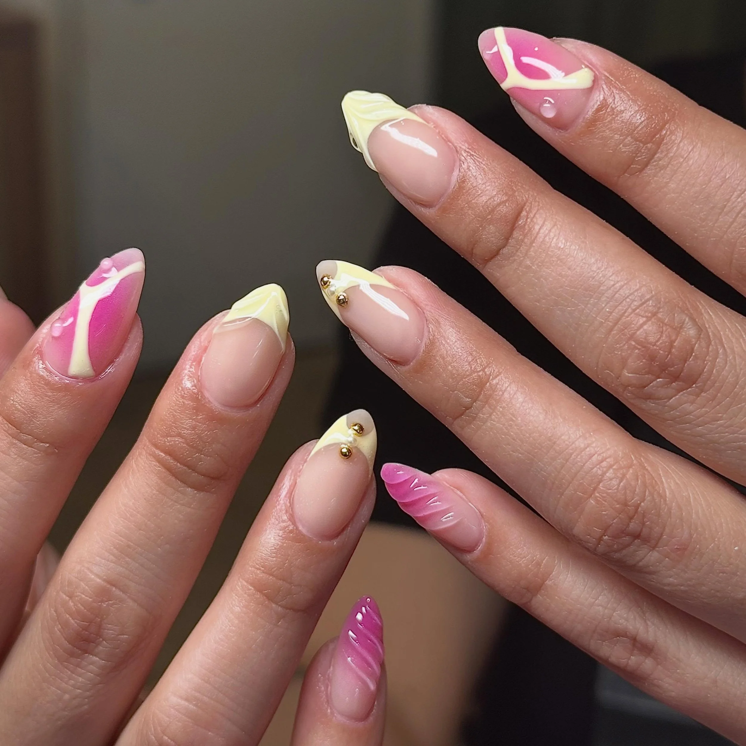Colors of the summerrrr🩷💛 
&bull;
&bull;
&bull;
&bull;
#naturalnails #nailsnailsnails #almondnailshape #butteryellow #naildesign